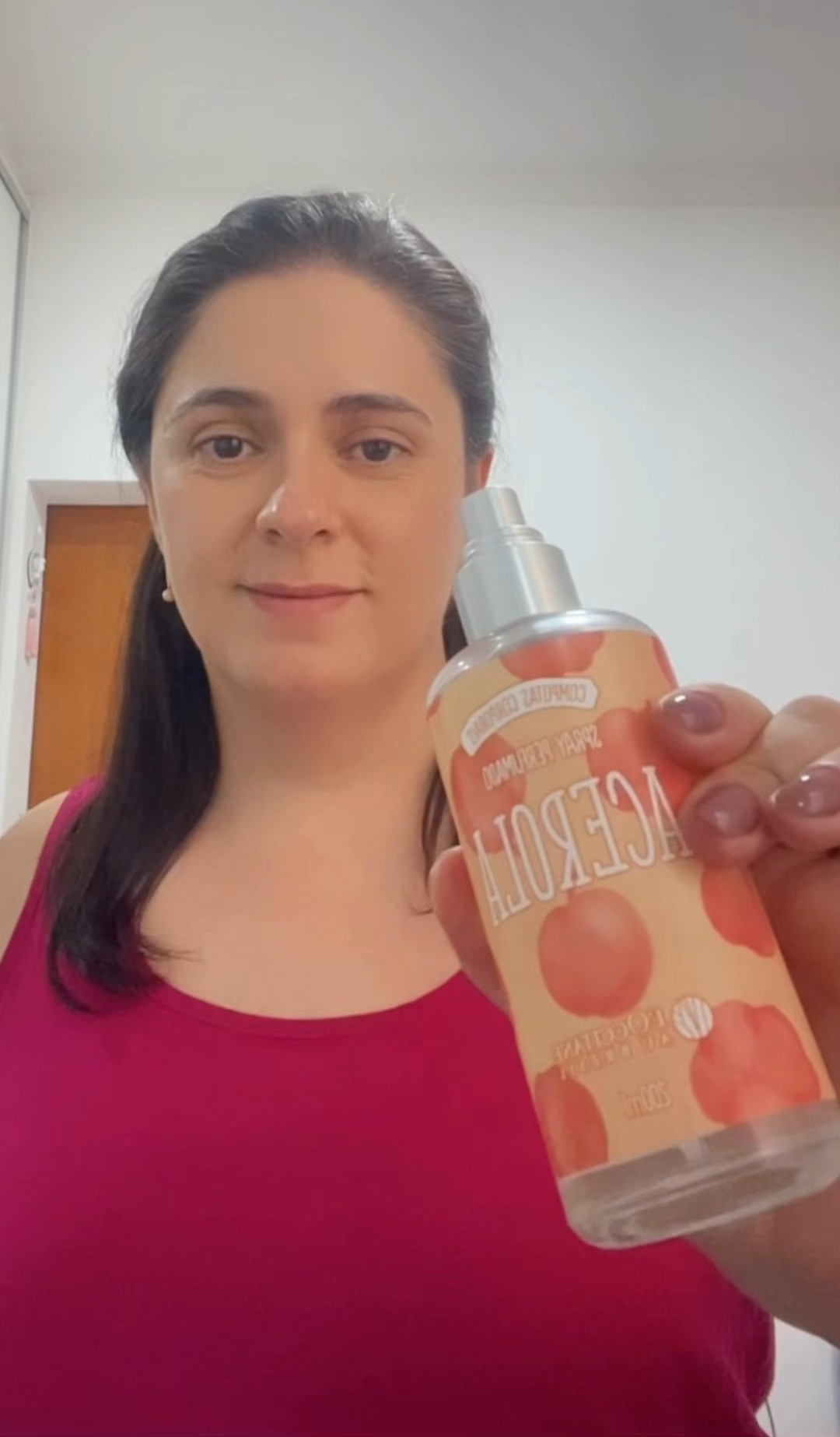 • Indicação de L’Occitane Au Brésil 
• Spray corporal perfumado de Acerola uma Deo Colônia 
• Inspirado nas fragrâncias da linha de compotas corporais, este spray pertumado traz uma explosão de notas frutais e cítricas na saída, combinadas a flores cremosas no corpo e um fundo amadeirado adocicado
• Pode ser aplicado no corpo todo exceto no rosto
• Na minha opinião é o recém chegado da minha coleção que já ganhou meu coração ele é perfeito e viciante, em menos de duas semanas já usei quase metade do frasco de tão delicioso que ele é, comprarei novamente com toda certeza 
• Referente a fixação por se tratar de um Deo Colônia ele me surpreendeu, pois teve uma projeção ótima por umas 3h e fixa na roupa o dia todo

E você já experimentou esse spray corporal de Acerola? 



#LTKbrasil