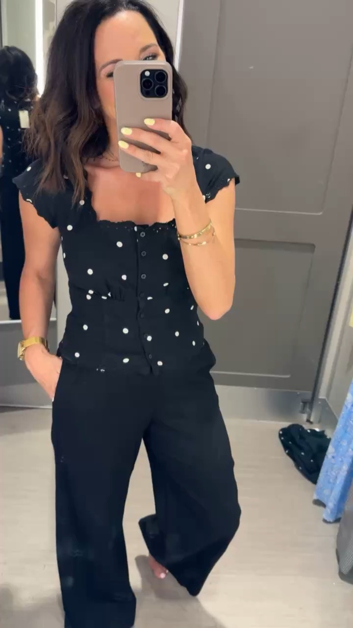 loving polka dots lately 🖤 this outfit is so cute
wearing a small in everything
#polkadots #targetstyle #springoutfit #casualoutfit #ltkstyle #ltkfinds
