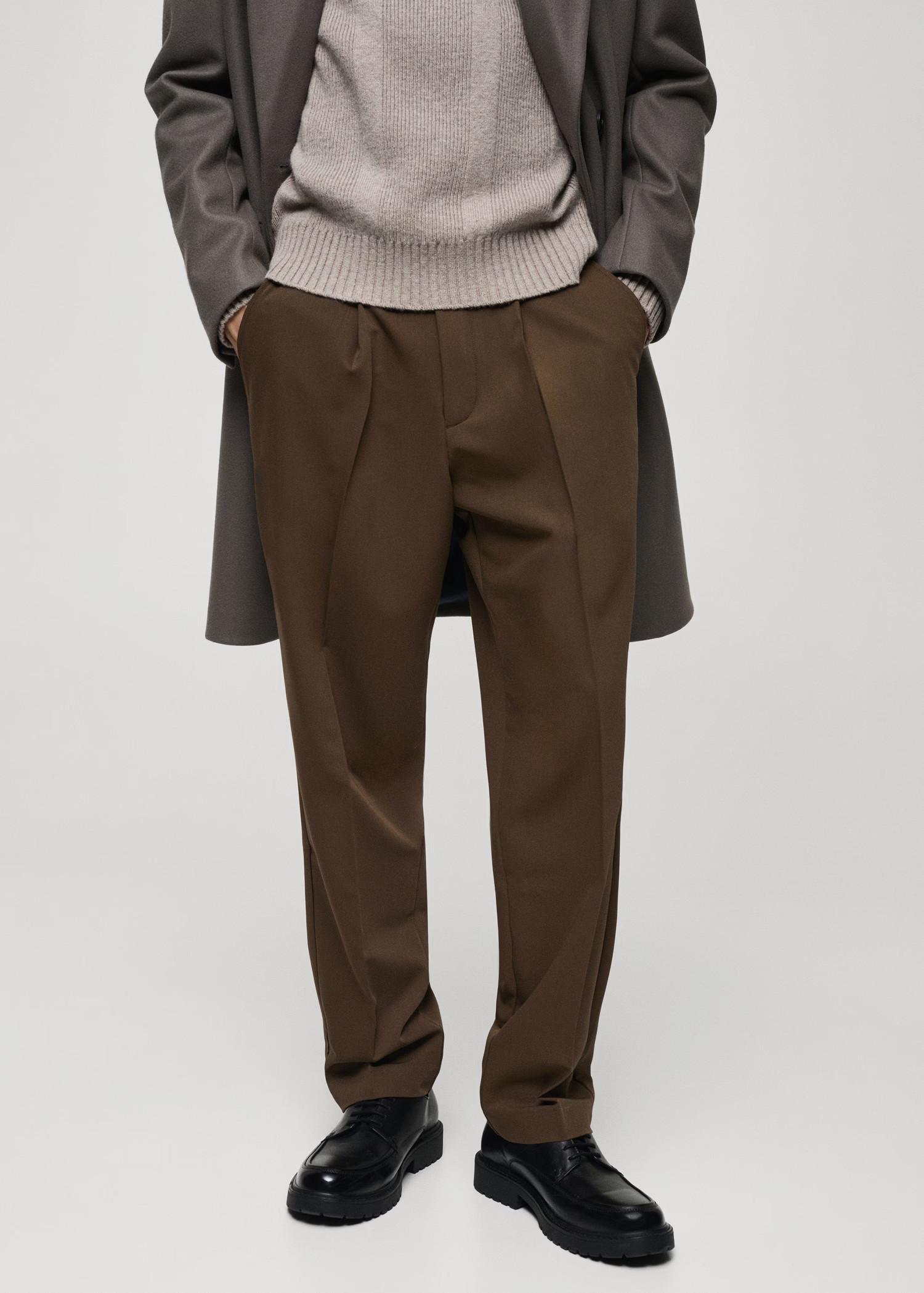 Fließende Regular Fit-Bundfaltenhose - Herren | MANGO Deutschland | MANGO (DE)