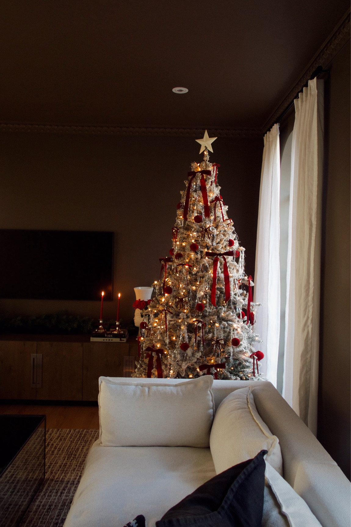 Traditional Christmas tree decor, Christmas tree, holiday decor, home decor, living room decor 

#LTKHome #LTKHoliday #LTKFindsUnder50