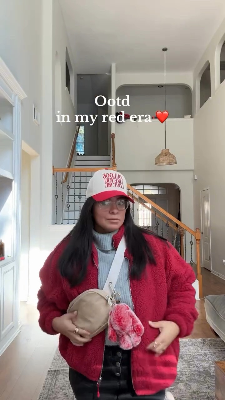 In her red era ❤️💃🏽
I have a code for my hat for a discount-  desireebaca 

@pacsun @newbalance @amazonfashion @the_brimreapers 

#ootd #grwm #red #womensfashion #amazonfinds #fashion #over30style #styleinspiration