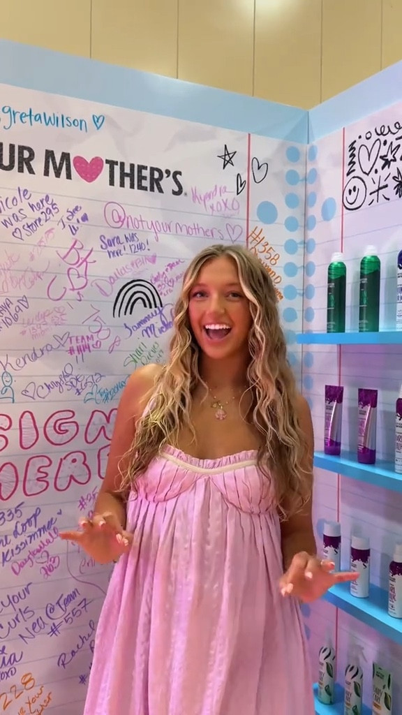 Ok but I don’t make her carry my bags hahahah ILYSM Macy!! best manager ever 🫶🏼🌸