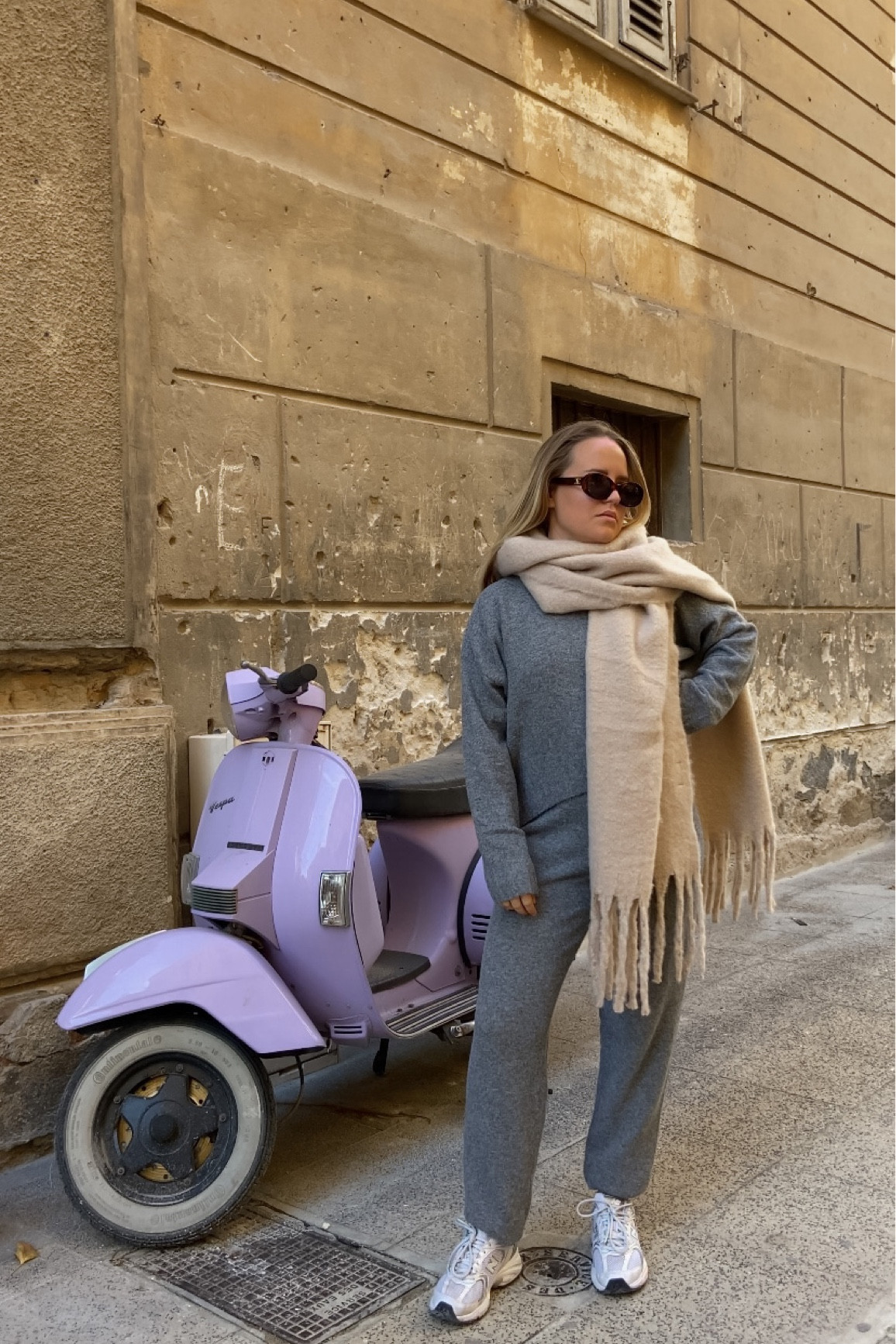 Comfy look and big scarf 🍂

La grosse écharpe est la tendance de cet hiver ! Associée à une tenue confortable et des baskets 👟 

#Newbalance comfy look big #scarf winter #Tendance 

#LTKSeasonal #LTKstyletip #LTKshoecrush