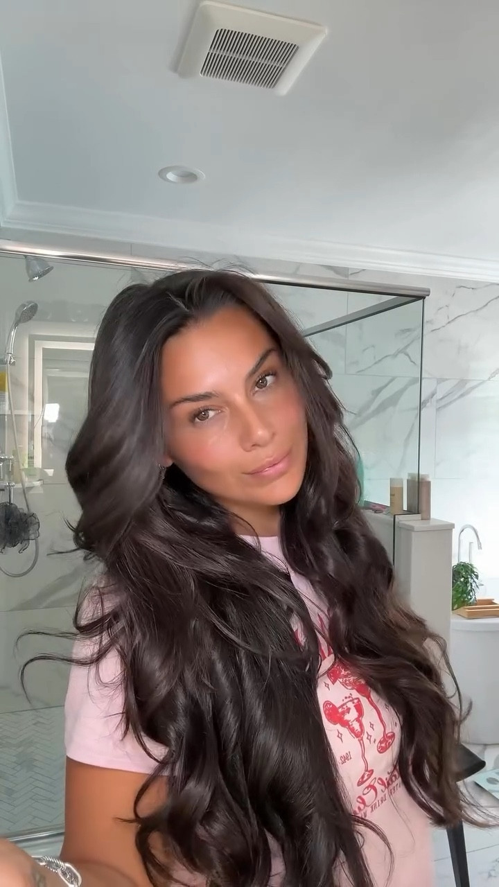 Let’s do a blowout with @dysonhairpro @dysonusa 

#dysonairwrap #dysonblowout #blowoutstyles #hairtutorial #hairinspo