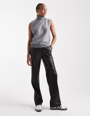 ASOS DESIGN Tall - Broek met rechte pijpen van imitatieleer in zwart | ASOS (Global)