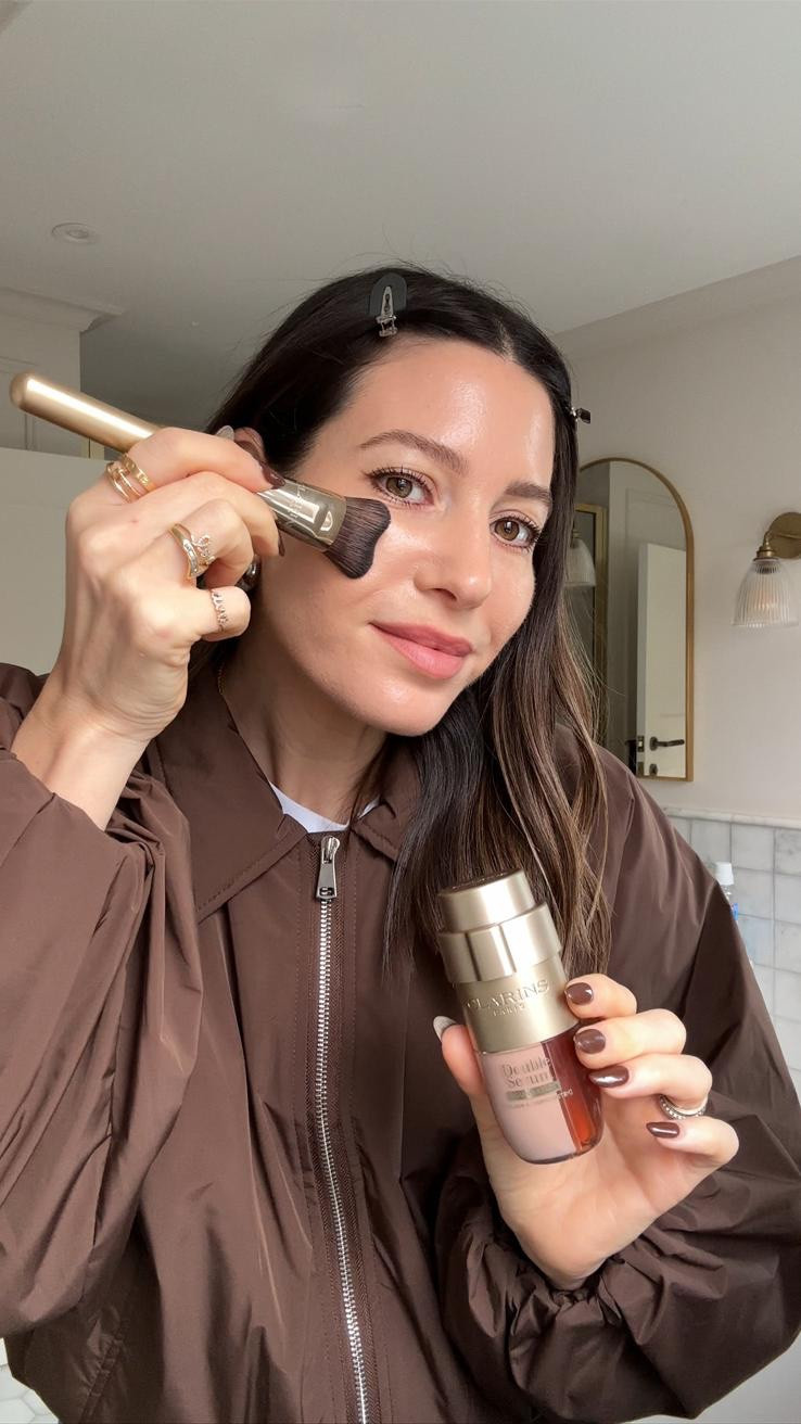 100% worth the hype!! I don't remember the last time I got this excited to put foundation on in the morning... it glides on, gives the most insane glow & lasts all day 🙌🏼🙌🏼 Sold!! @clarinsuk