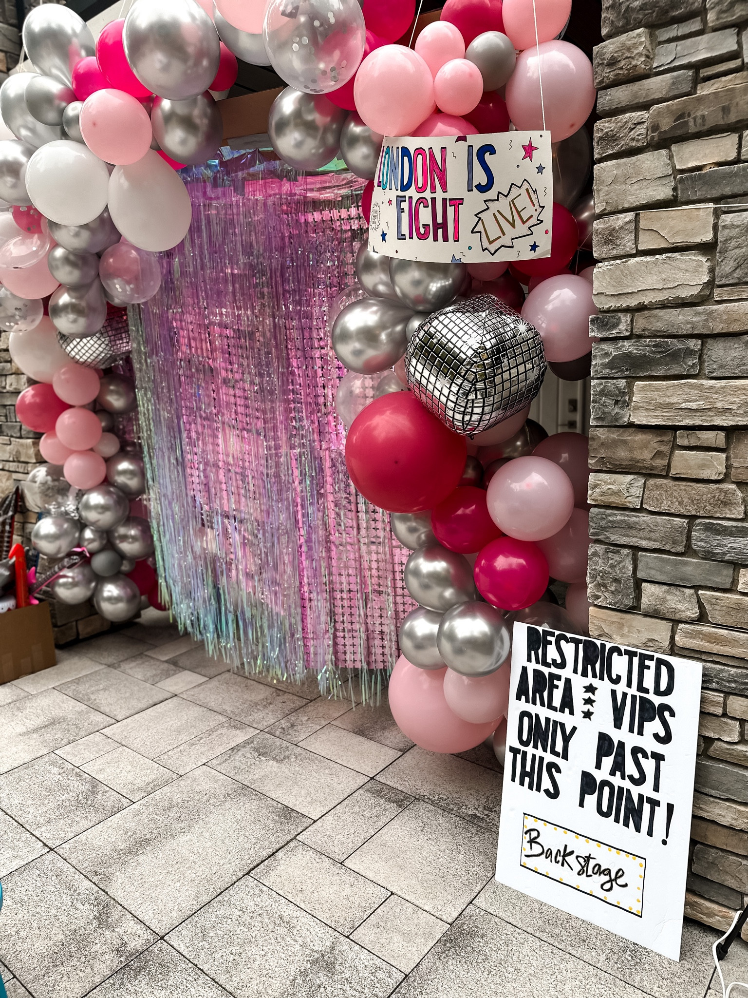 Birthday party decor
Balloon garland photo background 