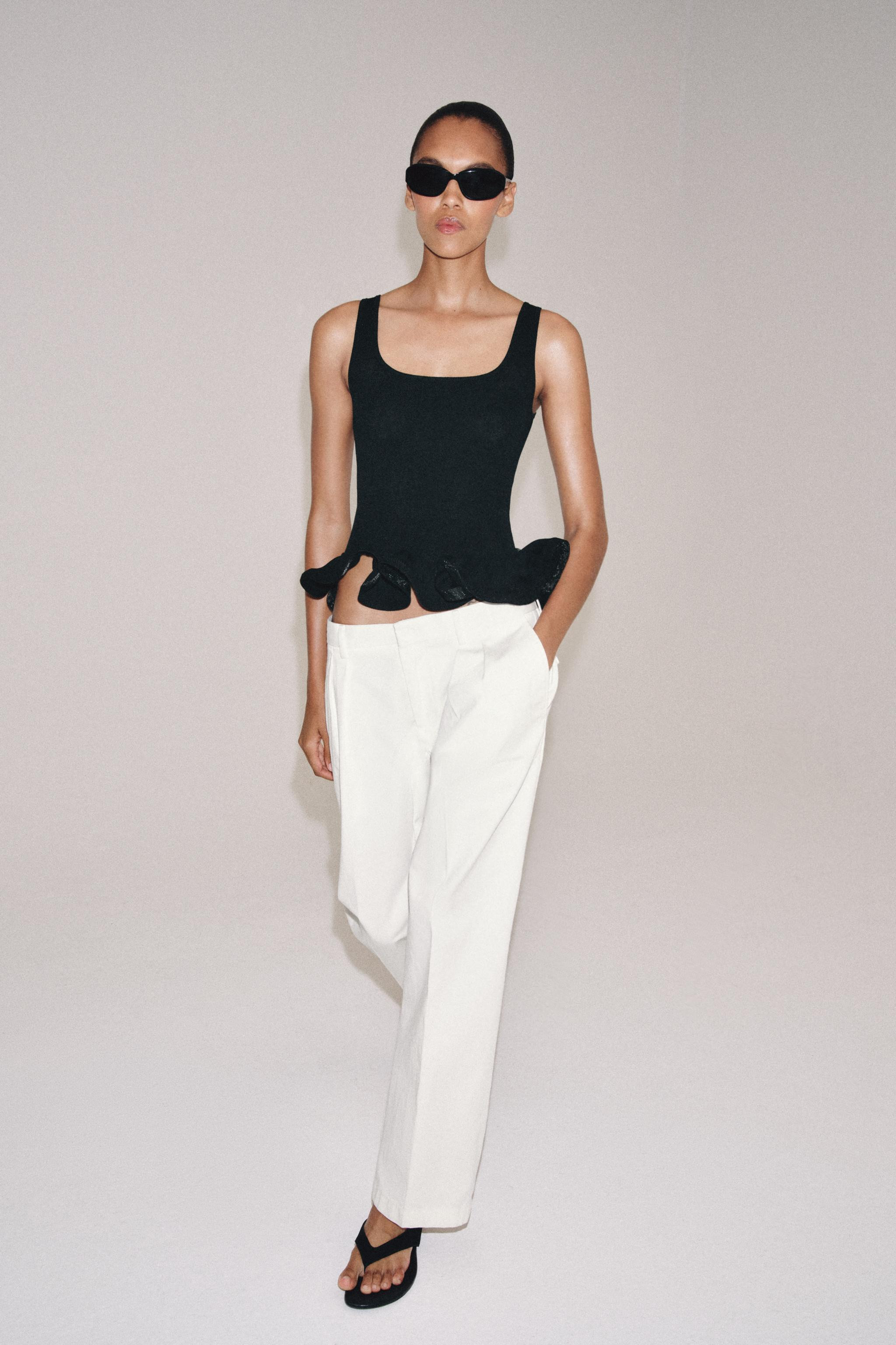 Model height: 179 cmRound neck, sleeveless top with a wavy hem. | Zara UK
