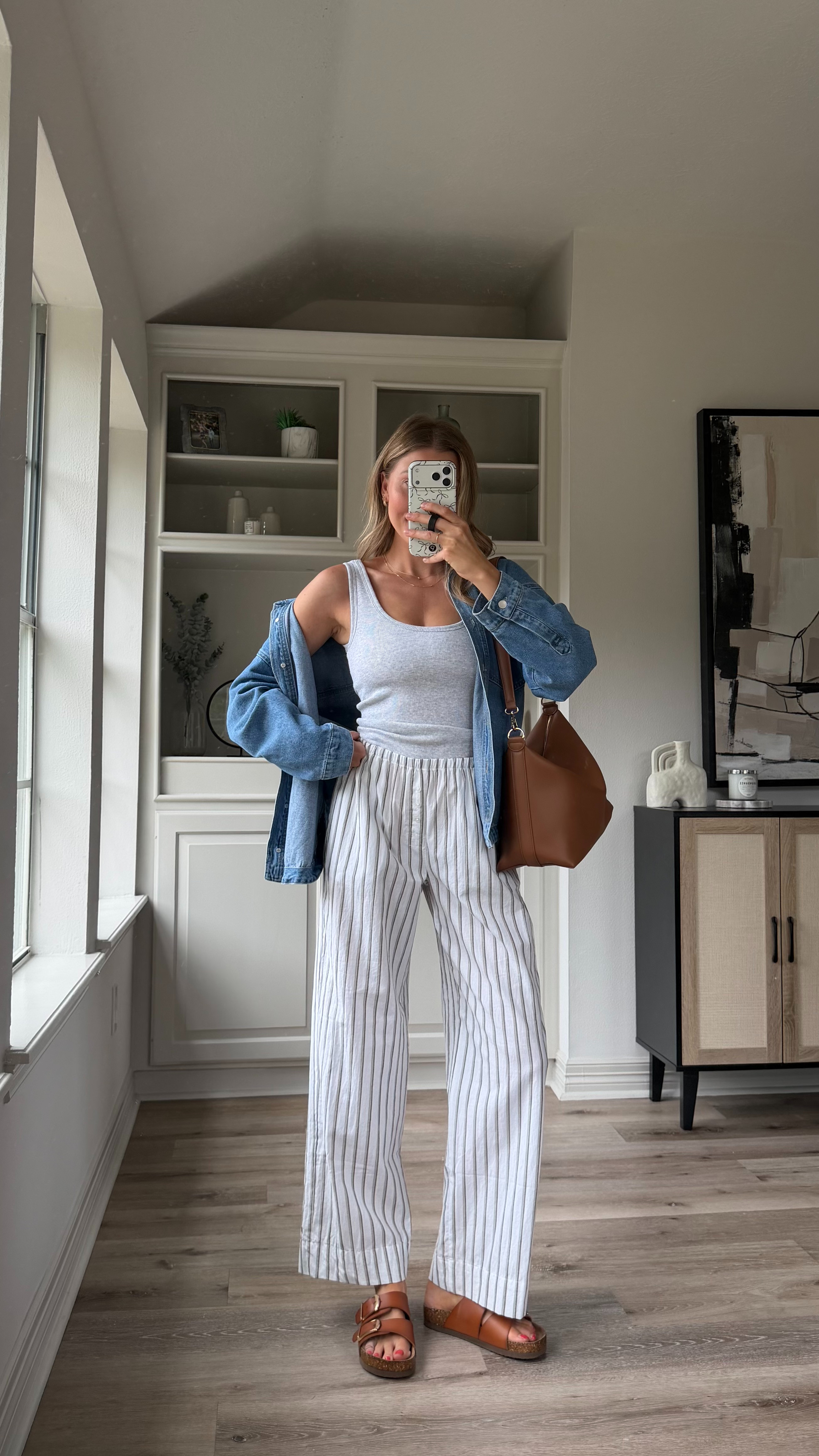 Comfy casual everyday mom outfit | S in tank, S pants 

 