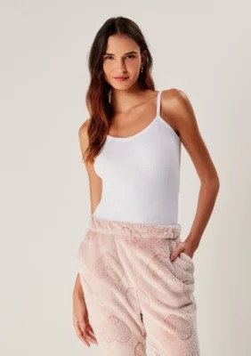 Regata Hering Básica Modelagem Slim Em Ribana Branco | Dafiti (BR)