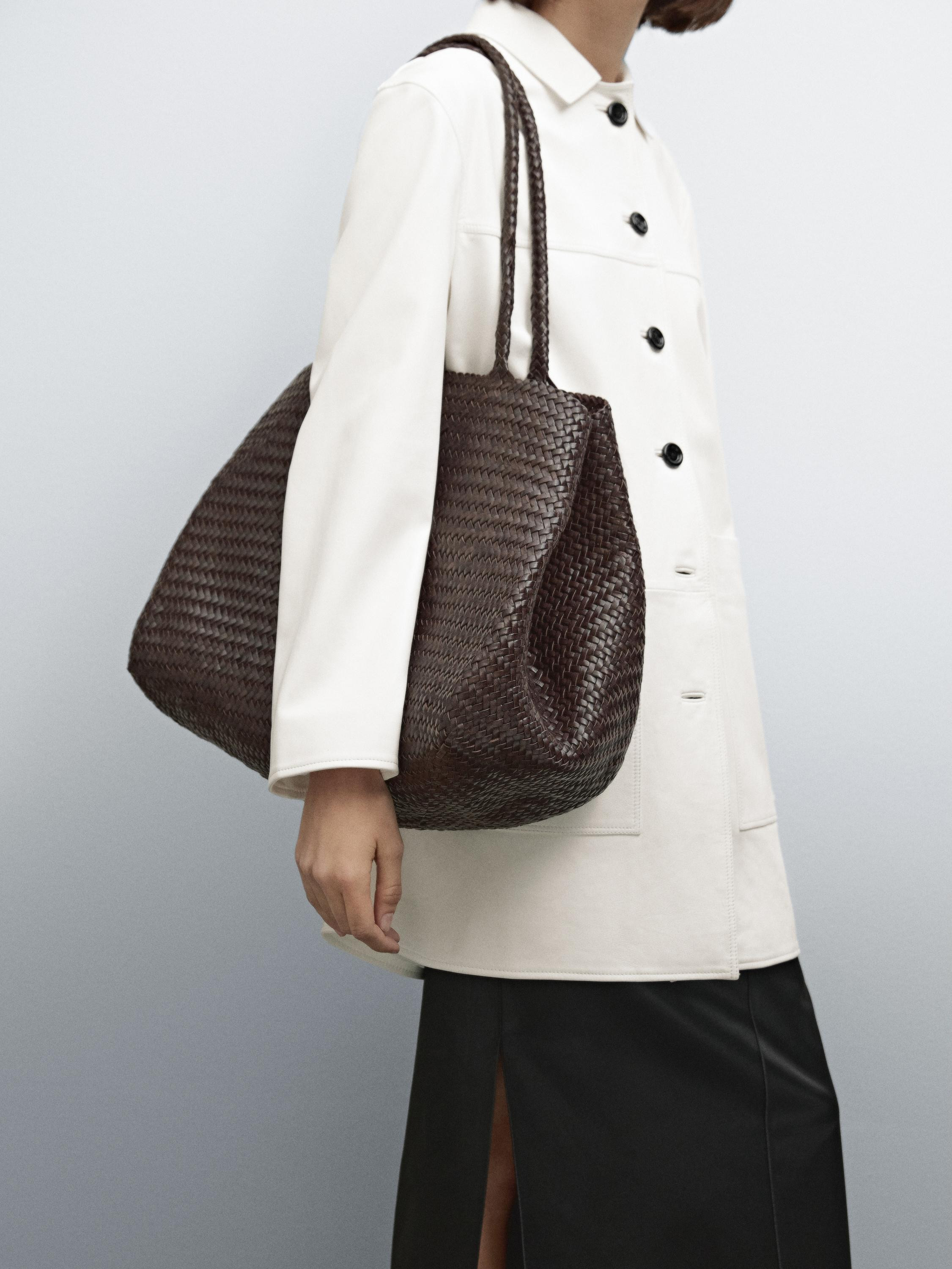 Tote bag made of bovine leather with a nappa finish. Magnetic snap-button fastening. Two handles ... | Massimo Dutti UK