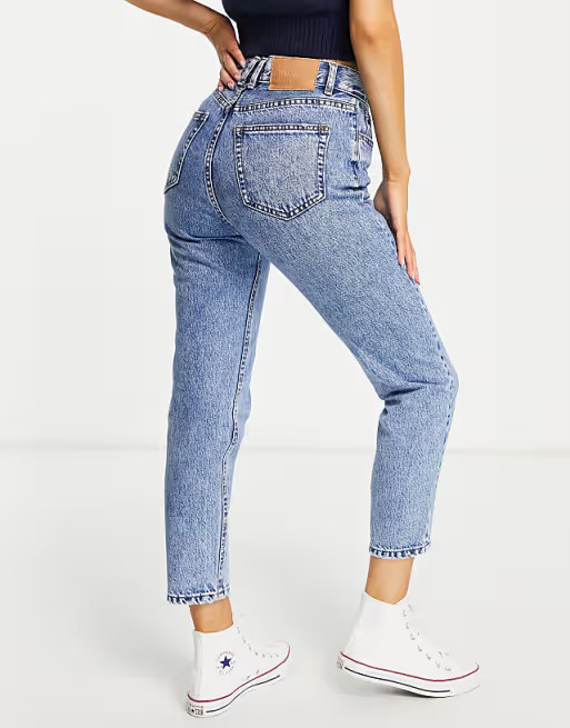 Pull&Bear – Basic-Mom-Jeans mit hohem Bund in Mittelblau | ASOS (Global)