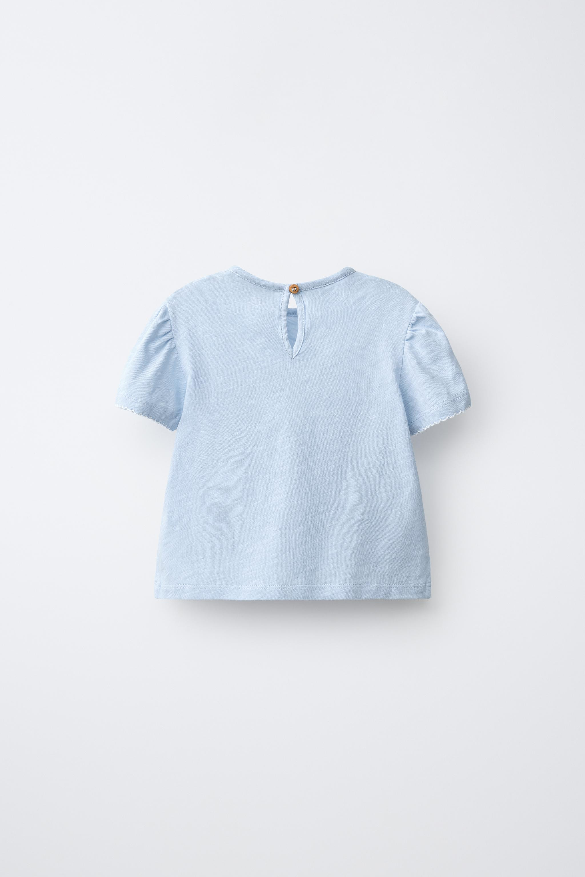 Round neck short sleeve T-shirt. Back button teardrop closure. Embroidered floral detail at the f... | Zara US