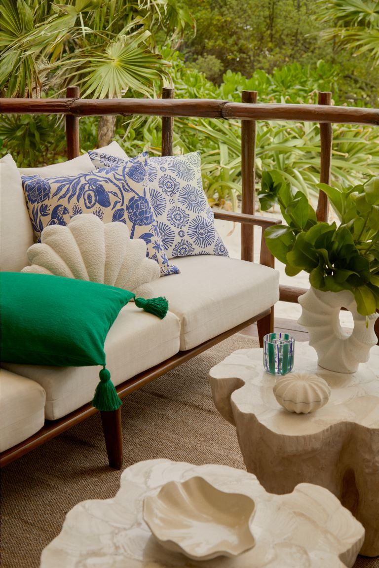 Bouclé cushion - White - Home All | H&M GB | H&M (UK, MY, IN, SG, PH, TW, HK)