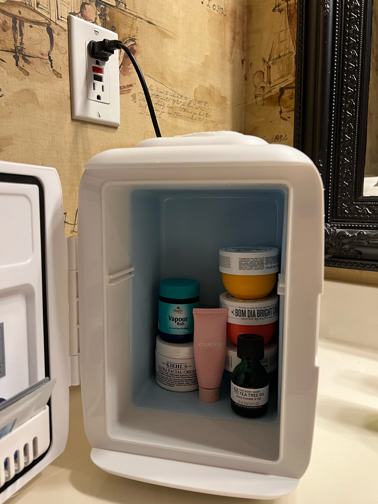 what’s in my mini beauty fridge!!! recommend all of this

#LTKcurves #LTKbeauty #LTKhome