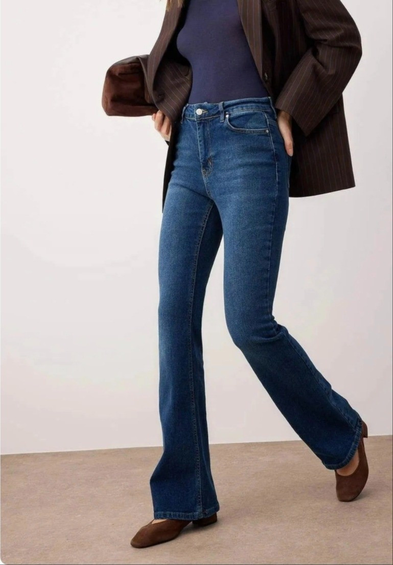 High waist comfort blue jeans.Petite-friendly jeans for short women under 5'4/164cm. Petite fashion.

#LTKootd #LTKPetite #LTKMidsize