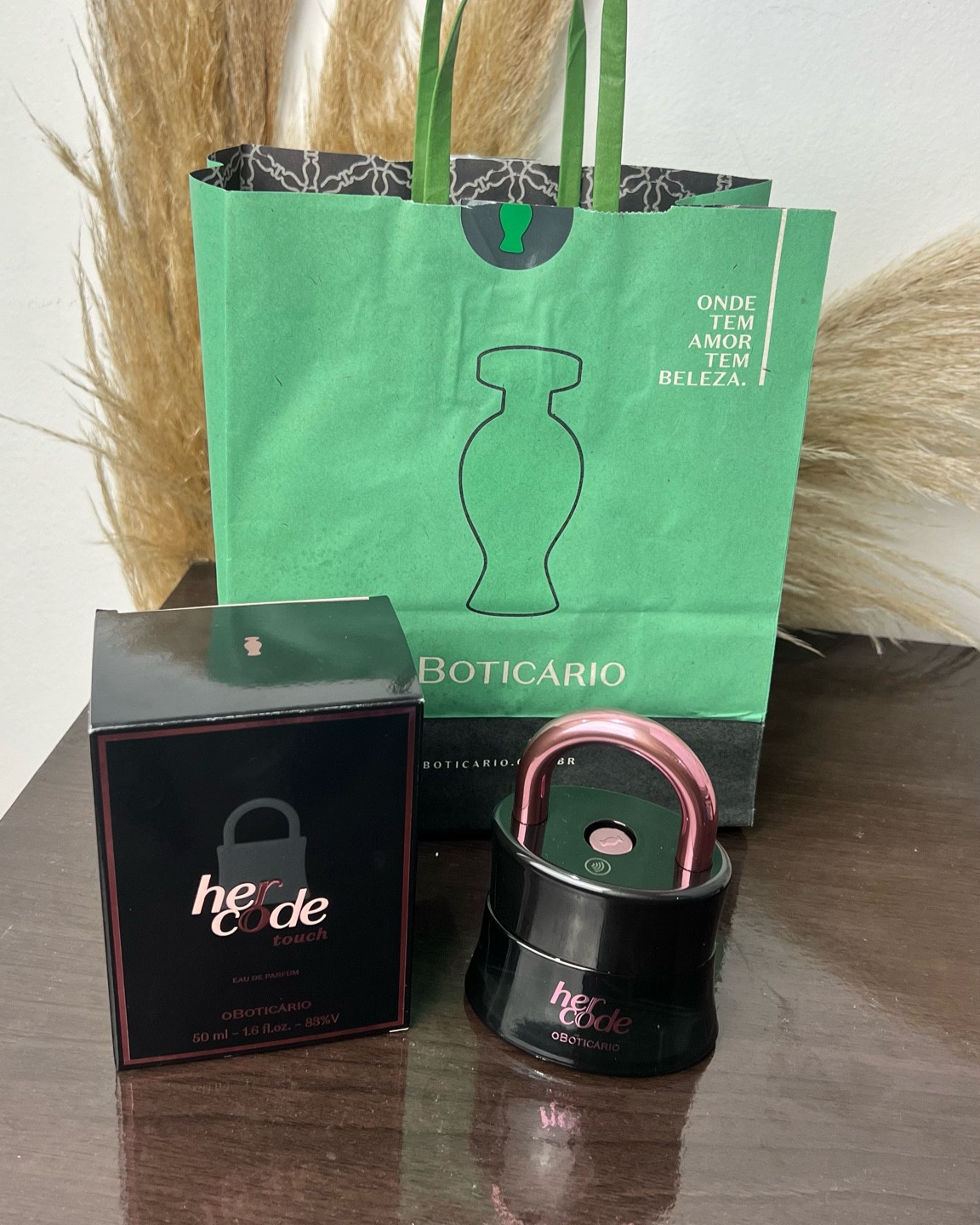 Her Code incentiva as mulheres a se libertarem para novas possibilidades em busca de seu prazer feminino.

Her Code Touch Eau De Parfum é um convite envolvente para você explorar e descobrir o seu prazer absoluto através do toque. 

Sensual e instigante, esta fragrância amadeirada combina o exclusivo Código Secreto, acorde olfativo único e instigante, à sofisticação envolvente da Baunilha Absoluta, aquecidos pela feminilidade floral do Ylang Ylang e à força do Sândalo, revelando nuances quentes e sensuais que aguçam o prazer feminino.

O frasco, em formato de cadeado e trazendo a evolução do rosa em sua dimensão mais quente, liberta o seu desejo e toda a sua sensualidade, com o ar do mistério e os códigos de sofisticação da linha.

#LTKbeleza #LTKbrasil #LTKpromo