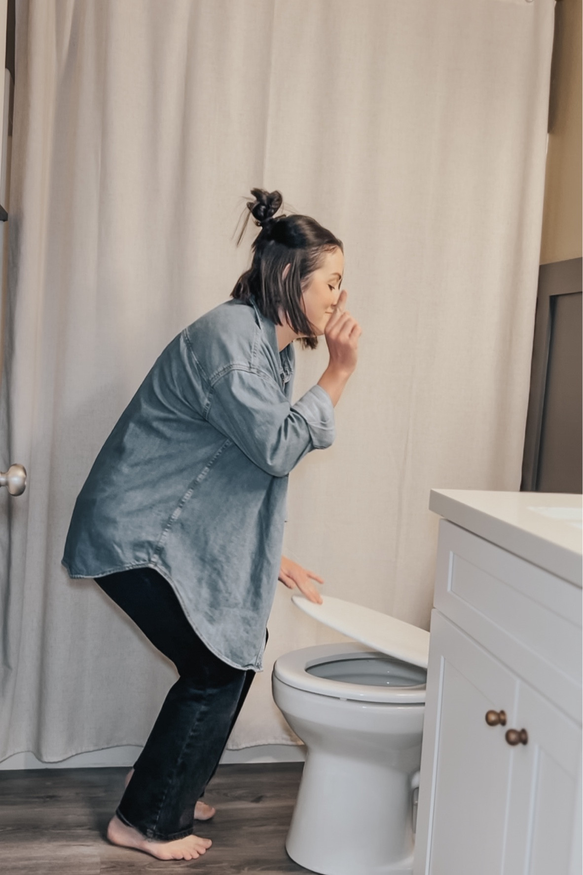 Bathroom Cleaning Essentials for busy moms — daily cleaning products I use  for the guest bathroom 