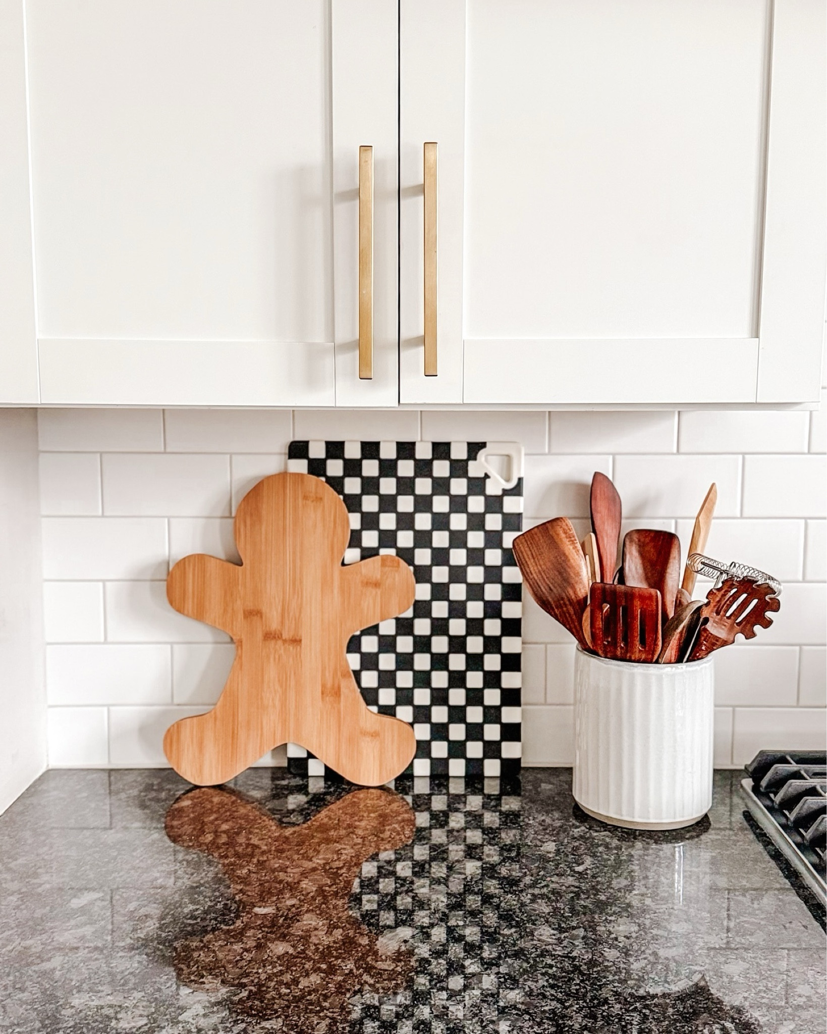sɪᴍᴘʟᴇ ᴍᴏᴍᴇɴᴛs ❄︎

It’s the little details that make a big deal! 

I adore the little space, a touch of our “normal” home and  Christmas magic! 

Gingerbread board: @homegoods 
Cutting board: @marshalls 
Utensil holder: @target @magnolia 
Wooden utensils: @amazon