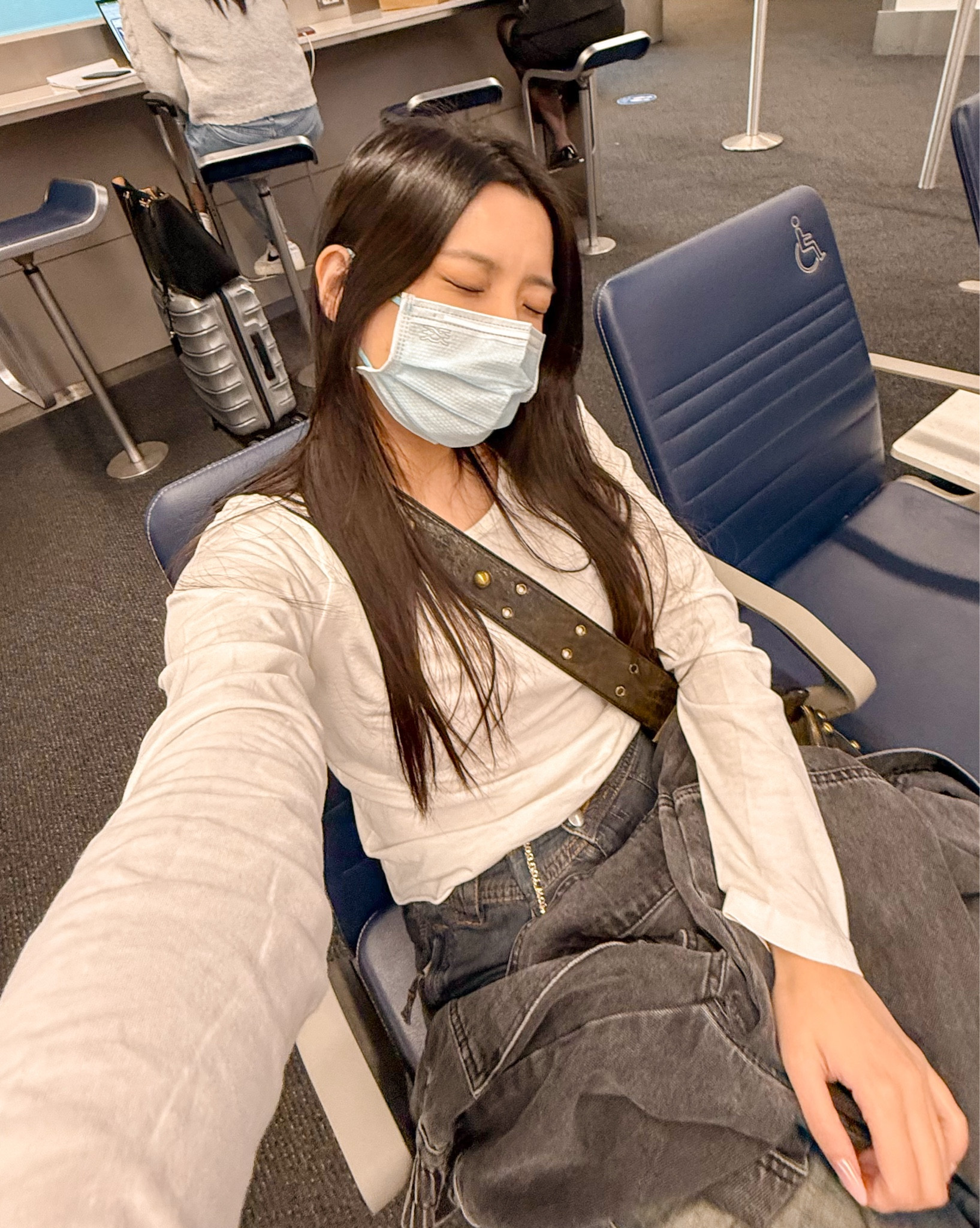 Comfy airport outfit: white tee + low-rise jeans.
#airportoutfit #comfystyle
