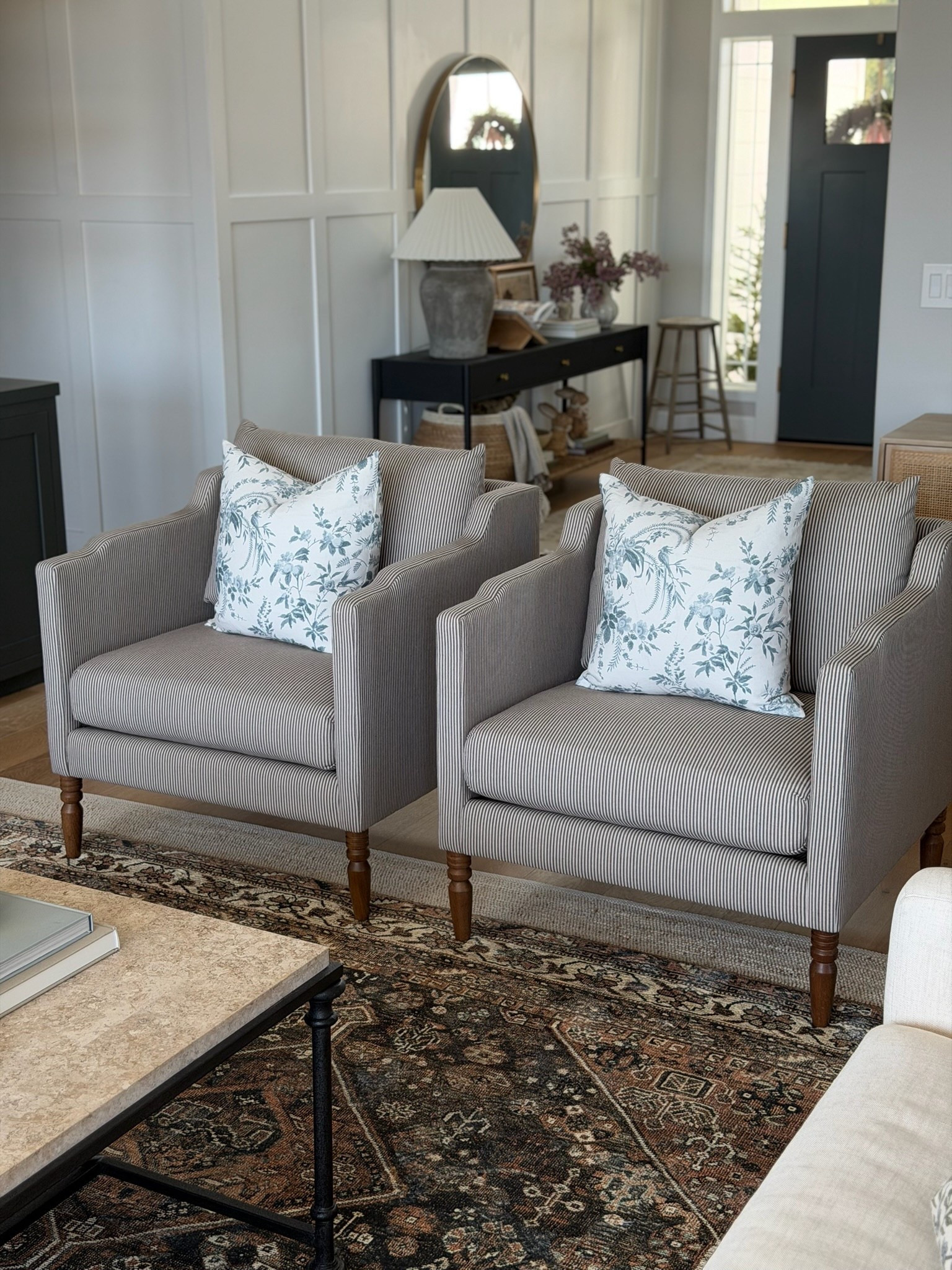 The arm detail on these is absolutely beautiful 😍 I love the subtle curve and tiered style. A small detail that elevates these chairs even more! 