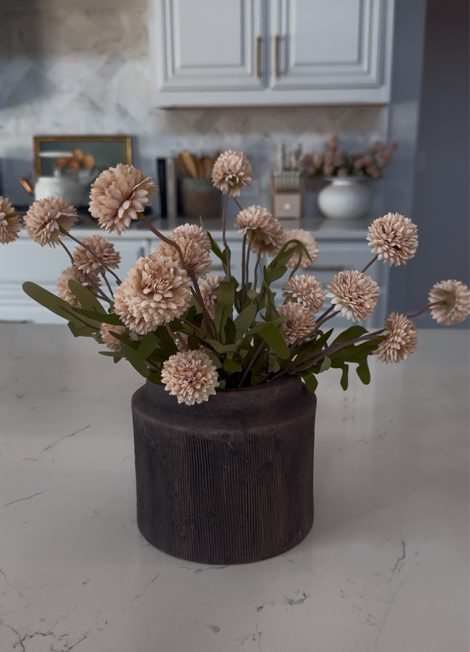 This is the 6” vase and one pack of the beige stems! I also have the larger vase and have 2 packs of the stems in there  

#LTKHome #LTKSeasonal