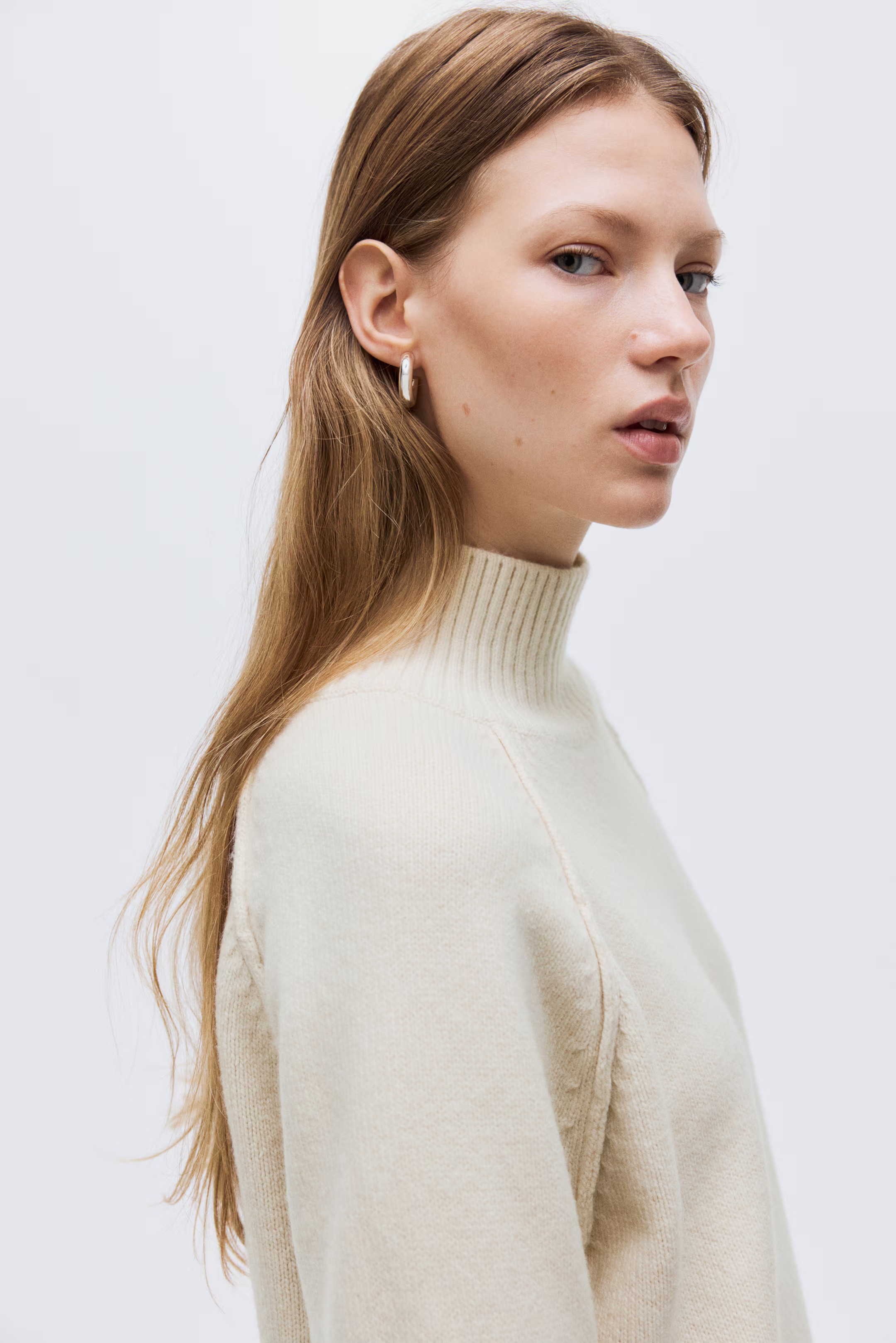 Oversized turtleneck jumper - Light beige - Ladies | H&M GB | H&M (UK, MY, IN, SG, PH, TW, HK)