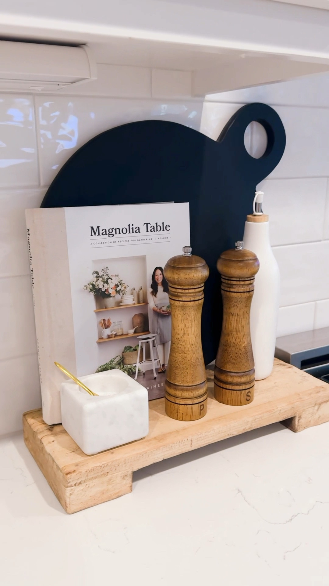 Recent kitchen decor 

Kitchen cutting board, kitchen trivet, salt and pepper grinder, marble salt, warm kitchen, kitchen finds, Amazon finds,
Amazon kitchen, Amazon home 

#LTKhome