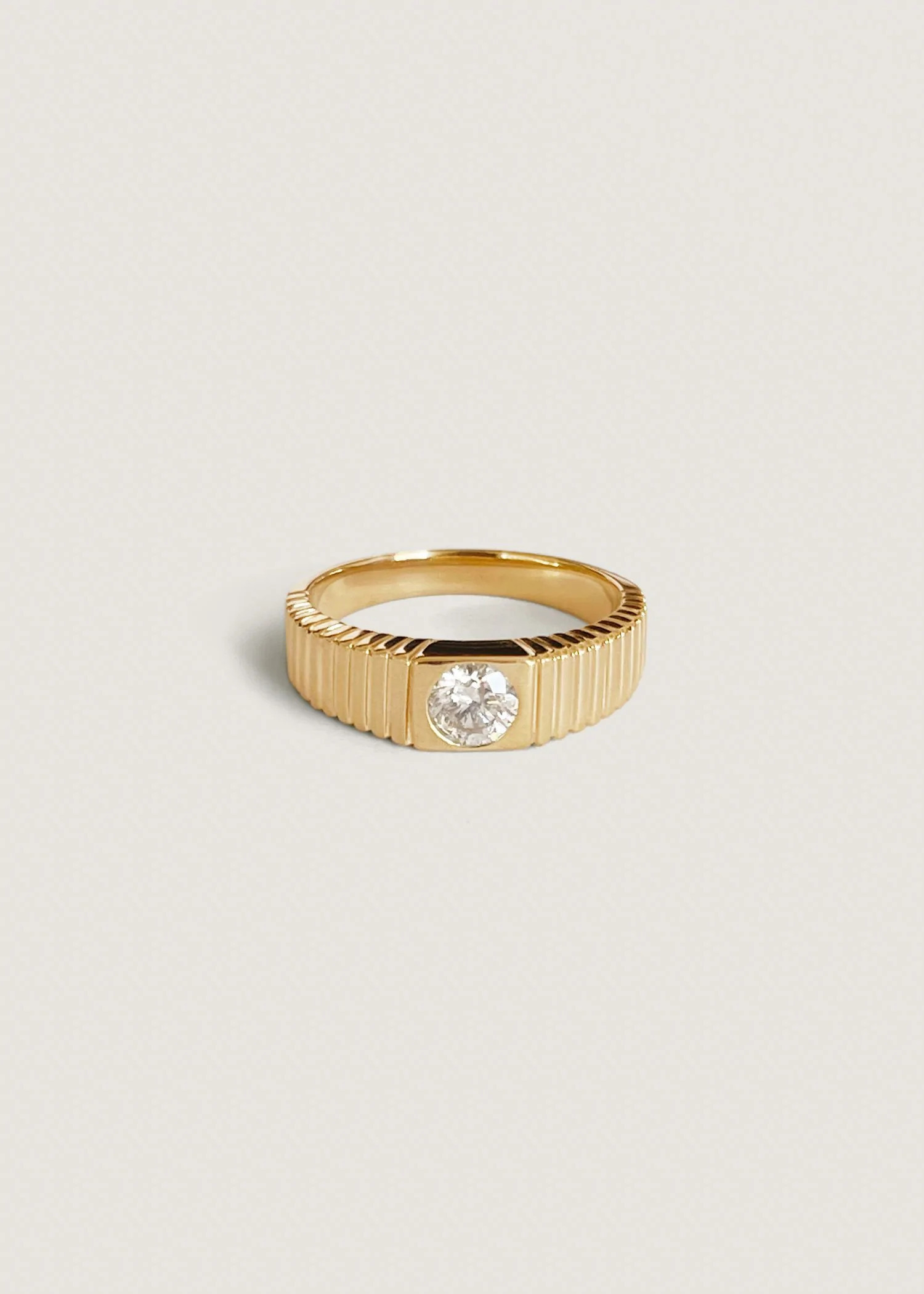 Solis Ribbed Ring III - Kinn | Kinn