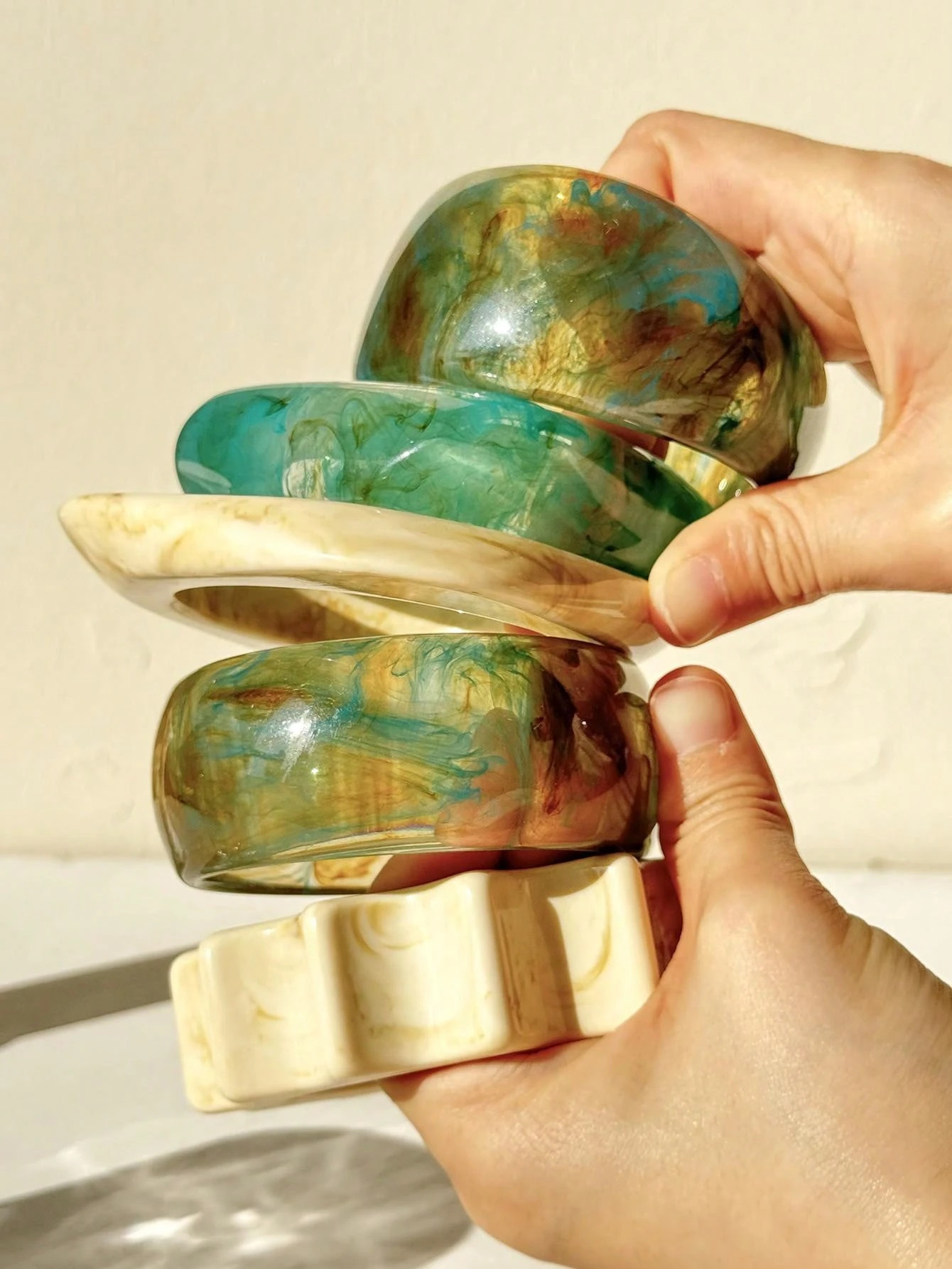 1pc Fashionable Vintage Blue Beige Tie Dye Wide Resin Bracelet, Exaggerated Asymmetrical Geometri... | SHEIN