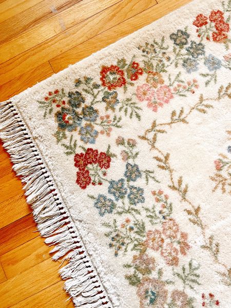 Finally got Grannie’s rug moved into my front room! 

#oldstuffisgoodstuff #grannydecor #nostalgia #fromgrandmashouse #handmedowns #howivintage #sentimentalattachments #heirlooms #vintageruglove #collectedhome #collections #grannyfloral #grannychic #grandmillennial #grandmillennialhomedecor #grandmillenial #mycollectedhome