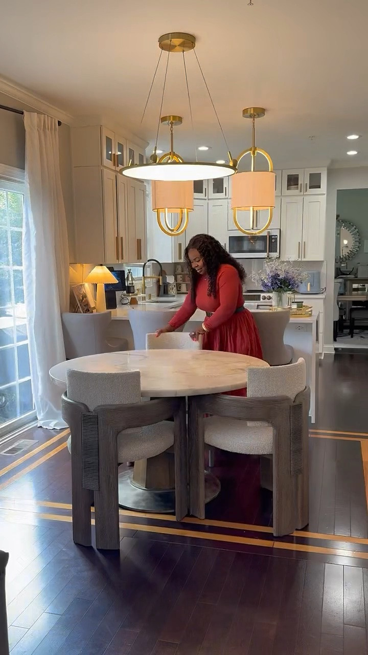 Mix and match dining seating for the WIN 🙌🏾