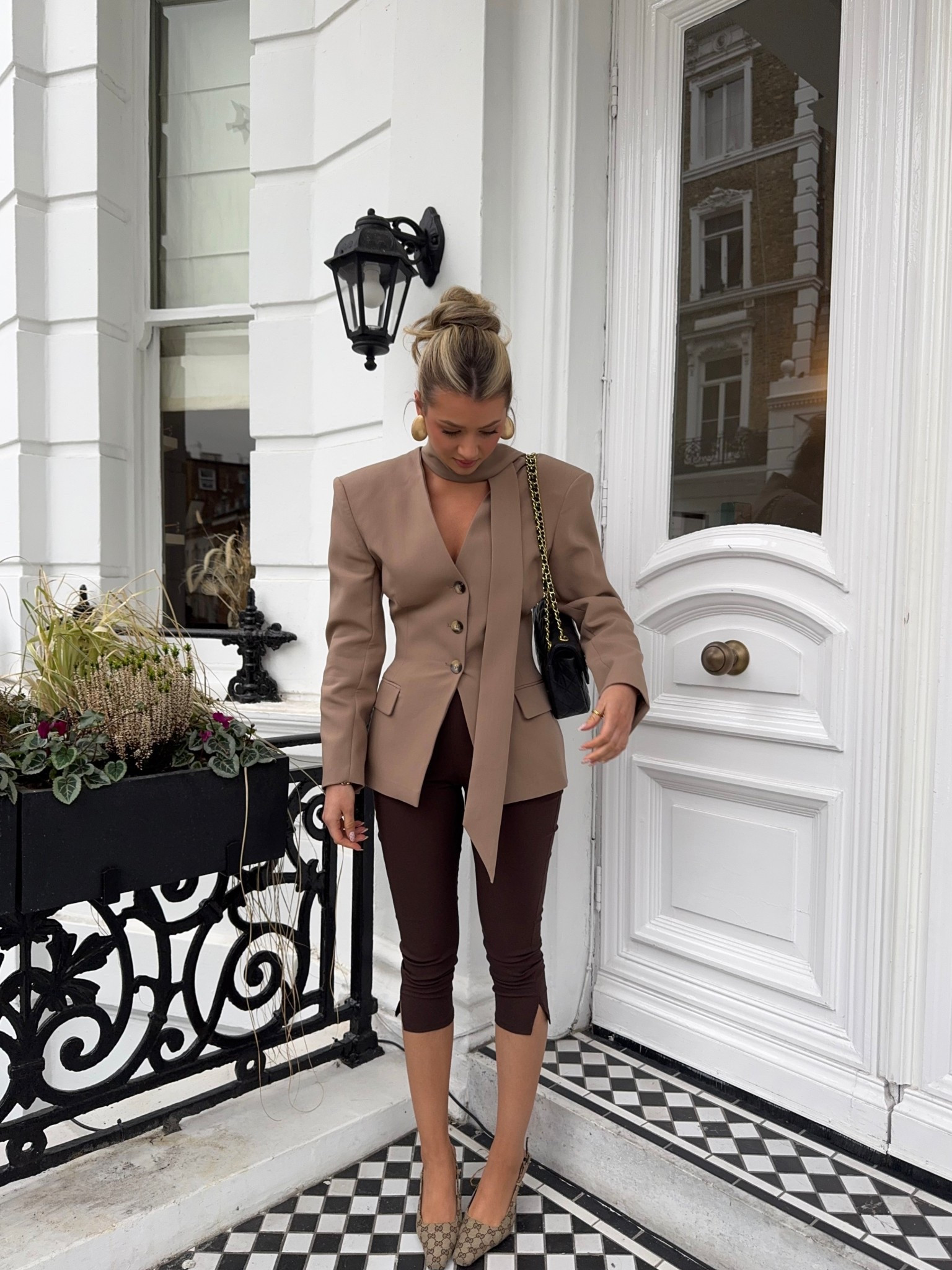 The most stunning cinched waist blazer!!! 🤎