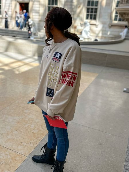 Oversized New York shirt with jeggings and boots. Comfy outfit as we toured the Metropolitan Museum in New York. #newyork #oversizedsweatshirt #teenfashion #h&m #basketball 