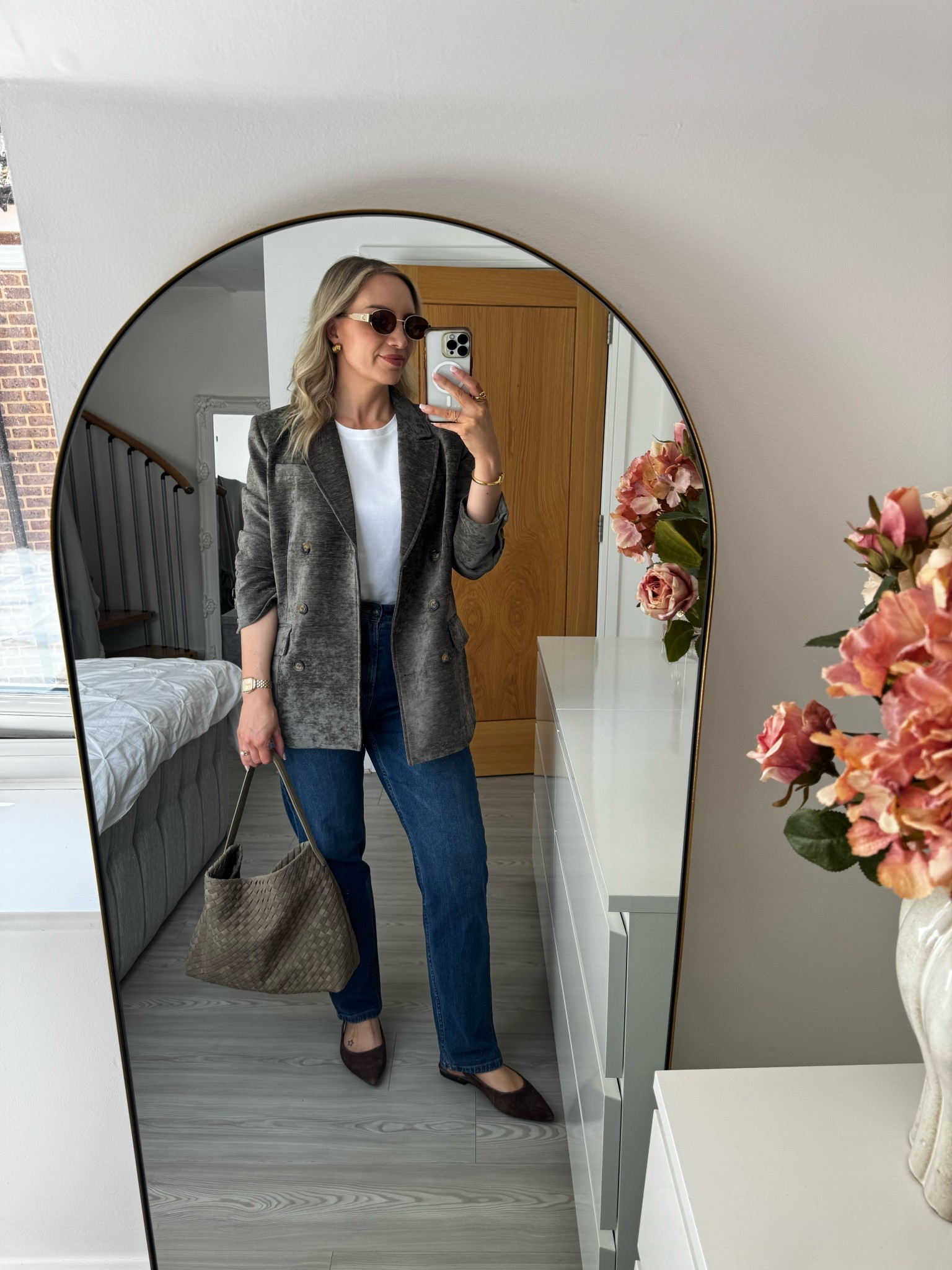 Spring outfit idea…blazer, jeans and a white tee 🫶🏼

I wear a medium in the blazer, a size 10 in the T-shirt and a 12 in the jeans 

#LTKbag #LTKjeans #LTKspring