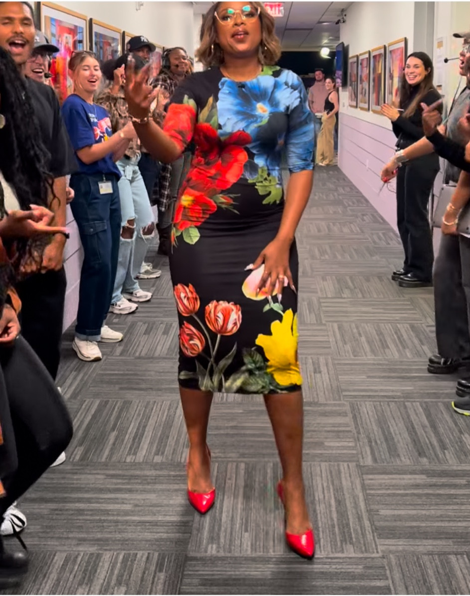 @iamjhud did the spirit walk at the @jenniferhudsonshow wearing an @aliceandolivia Delora floral dress. Hot! Or Hmm..? Find a link to purchase in our bio! 
🎥 #jenniferhudsonshow #jenniferhudson #jenniferhudsonfbd 