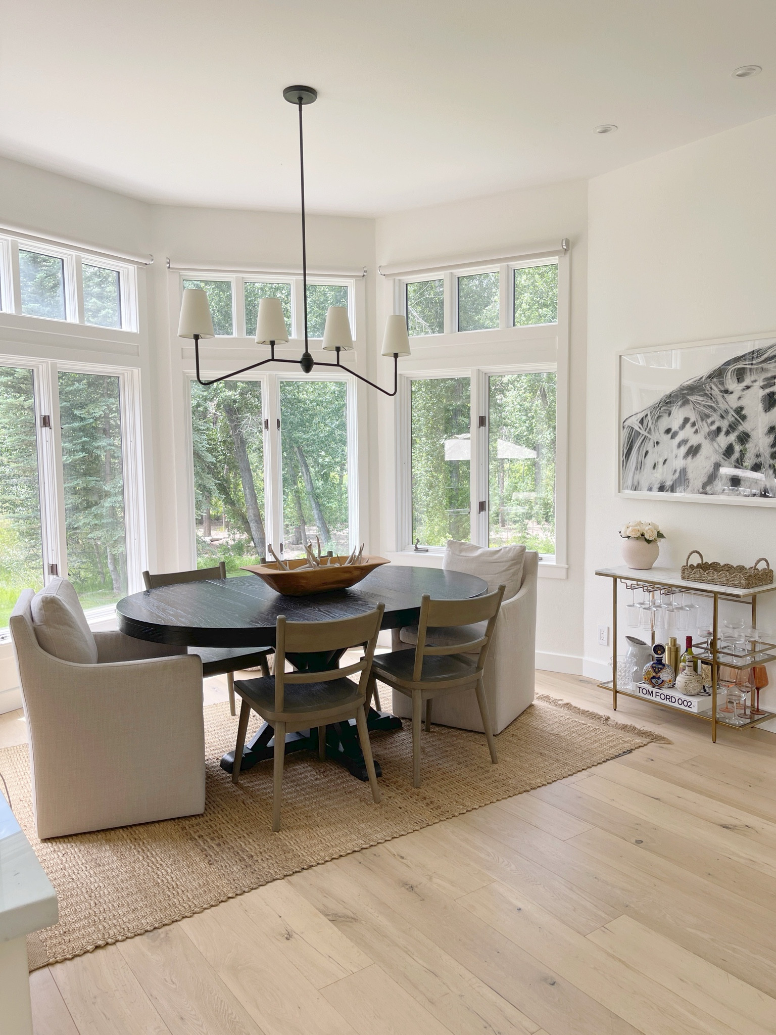 HOME \ dining nook details

Rug
Chair
Table
Bar cart 

#LTKHome #LTKFindsUnder100