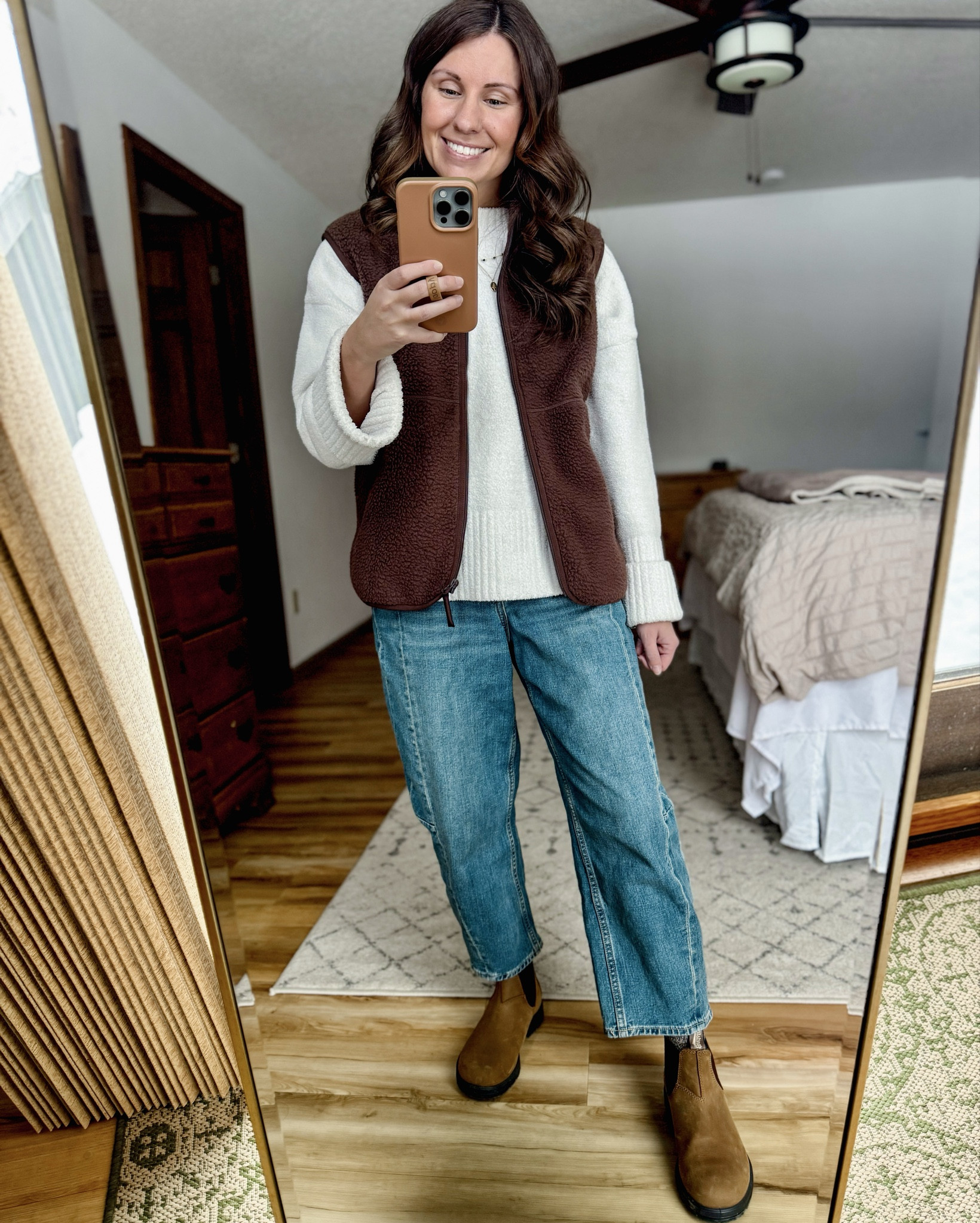 Wearing small in my sweater, xs in my sherpa vest, 0 petite in my barrel jeans (medium wash), and 6.5 in my boots (saddle brown/crazy horse color)🤎