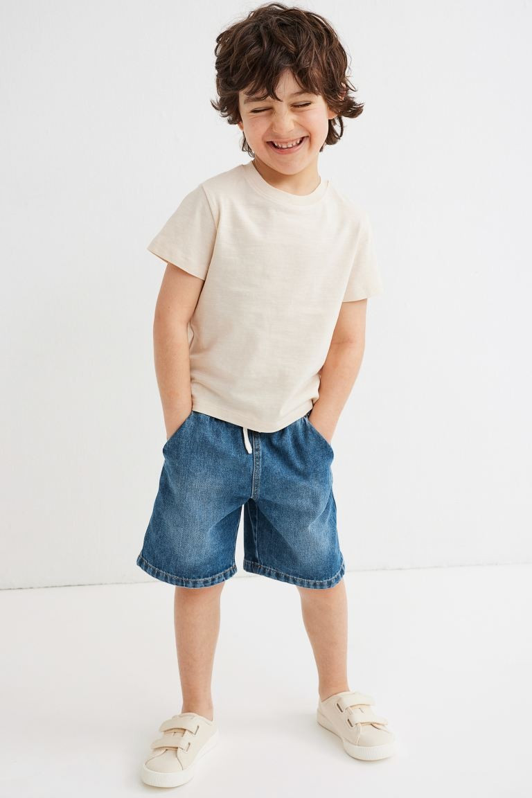 Relaxed-fit, knee-length shorts. Drawstring and covered elastic at waistband and diagonal side po... | H&M (US + CA)