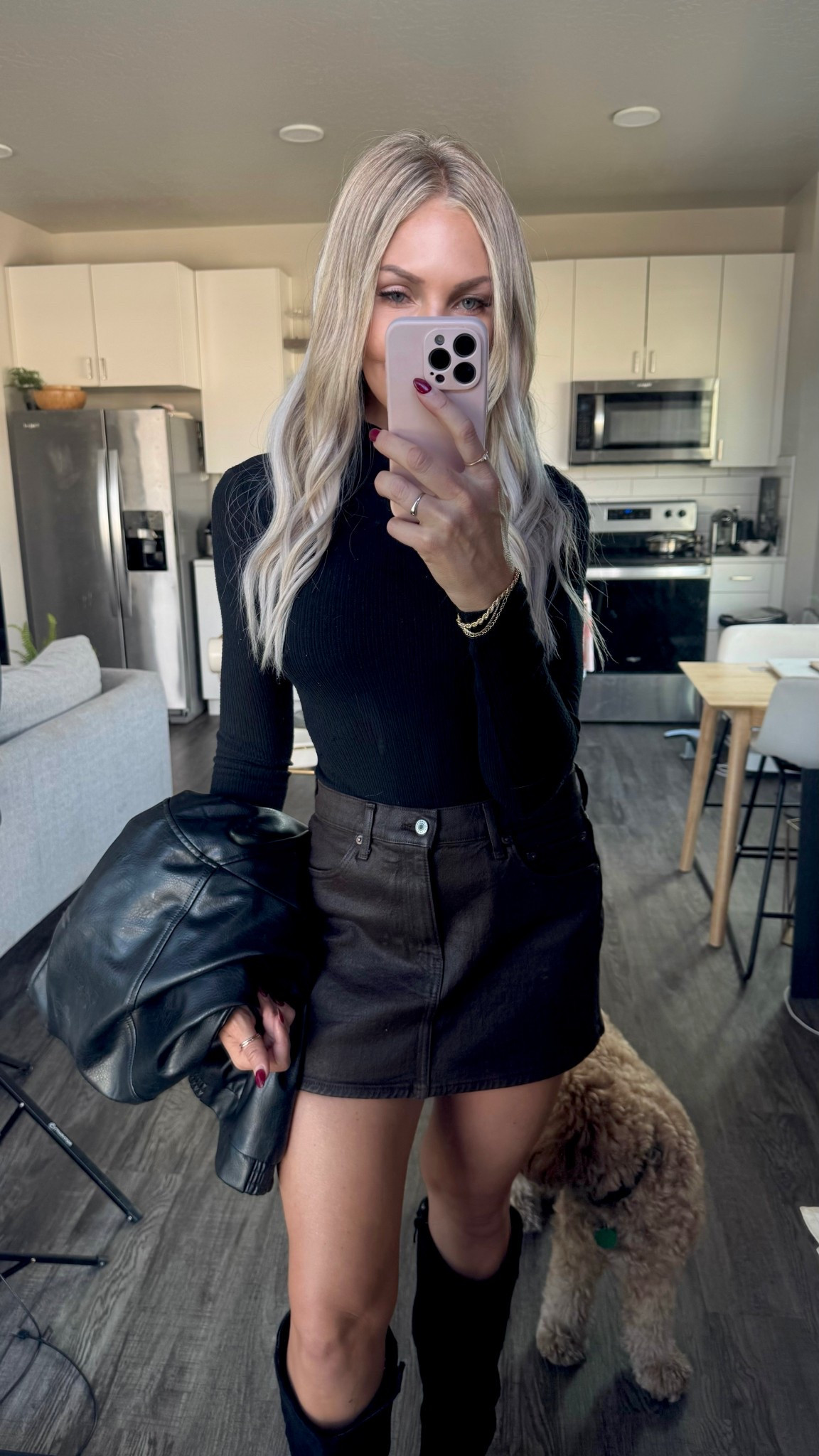 Black + brown harvest dinner outfit 🖤

Wearing size XS in the bodysuit, size 25 in the skirt, and size XS in the jacket. Everything is TTS, but the jacket is oversized, so size down if you want a more fitted look. 