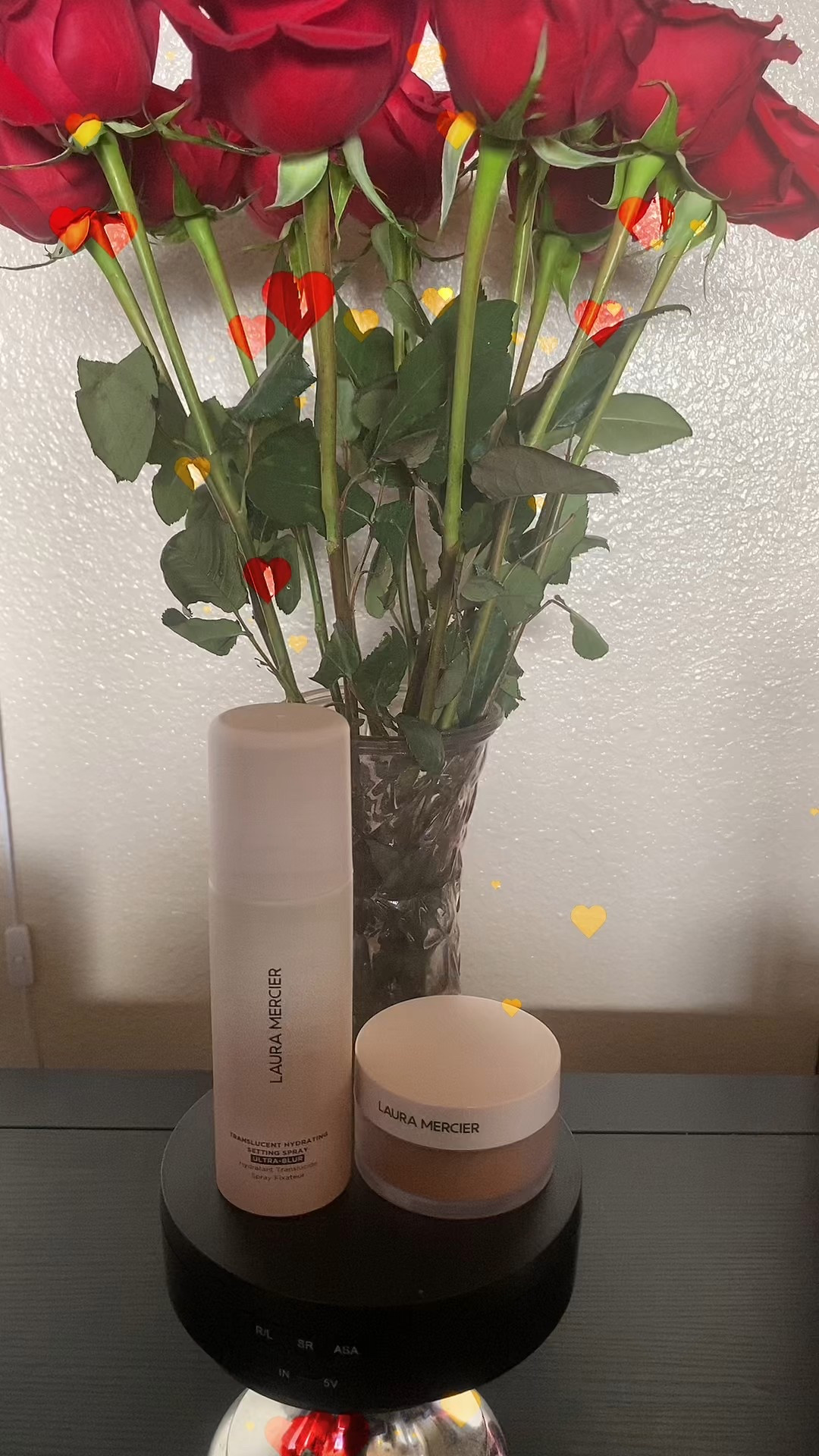 Laura Mercier Translucent Setting Duo delivers a smooth, soft-focus finish while keeping skin hydrated and makeup locked in all day. Blurs pores, controls shine, and never looks cakey—perfect for a natural, flawless look.
@Laura Mercier