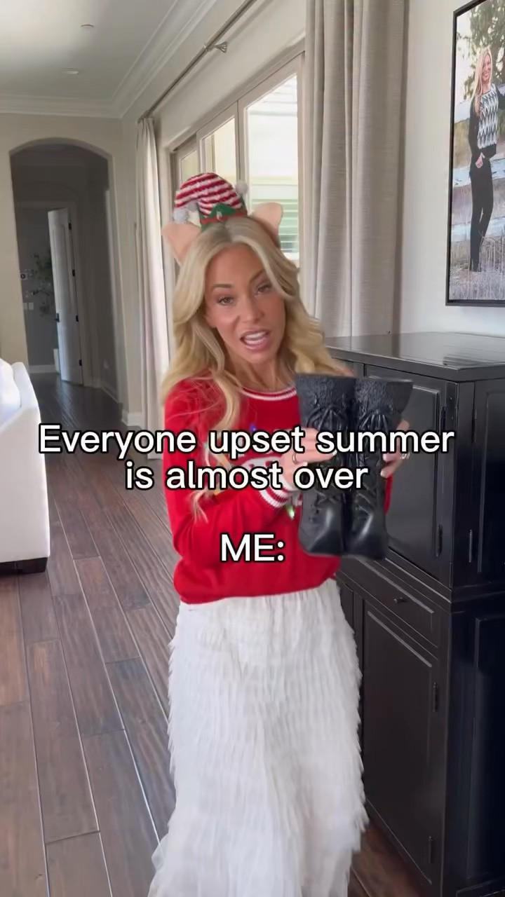 POV: Everyone’s getting emotional because summer is almost over… and I’m over here counting down to Christmas. 🎄✨😂

Sorry, but I’m already in my Christmas era. Give me the twinkle lights, festive outfits, cozy layers, and all the holiday magic! ❤️🎁

Anyone else ready to skip straight to Christmas? 👀🎅🏼

#LTKSeasonal #LTKHome