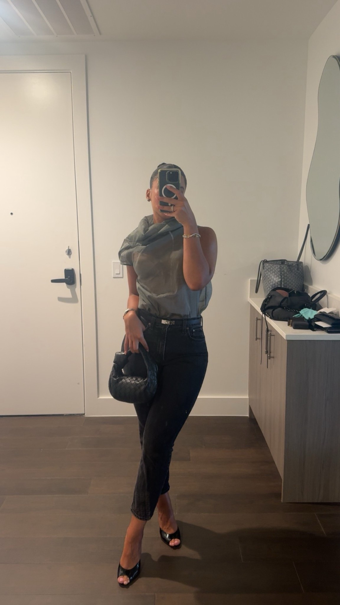 OOTN! 
Wearing a size 4/S (smallest size) in the top & a 25 in the jeans!

#LTKStyleTip