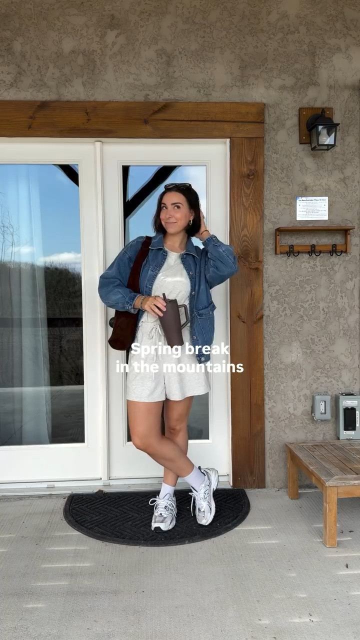 Cozy morning at @misty.mountain.cabin.rental ⛰️🩵

We LOVE it here!! 

#airbnb #cabinrental #mistymountaincabin #springbreak #cabininthewoods