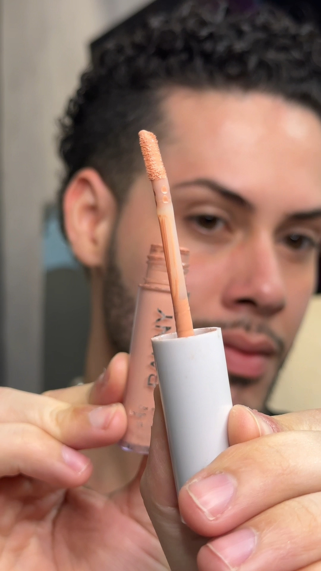 O segredo para cobrir olheiras de forma natural e com pouco produto. Utilize um bom corretor salmão para as áreas mais frias do rosto 

#LTKbeleza #LTKbrasil