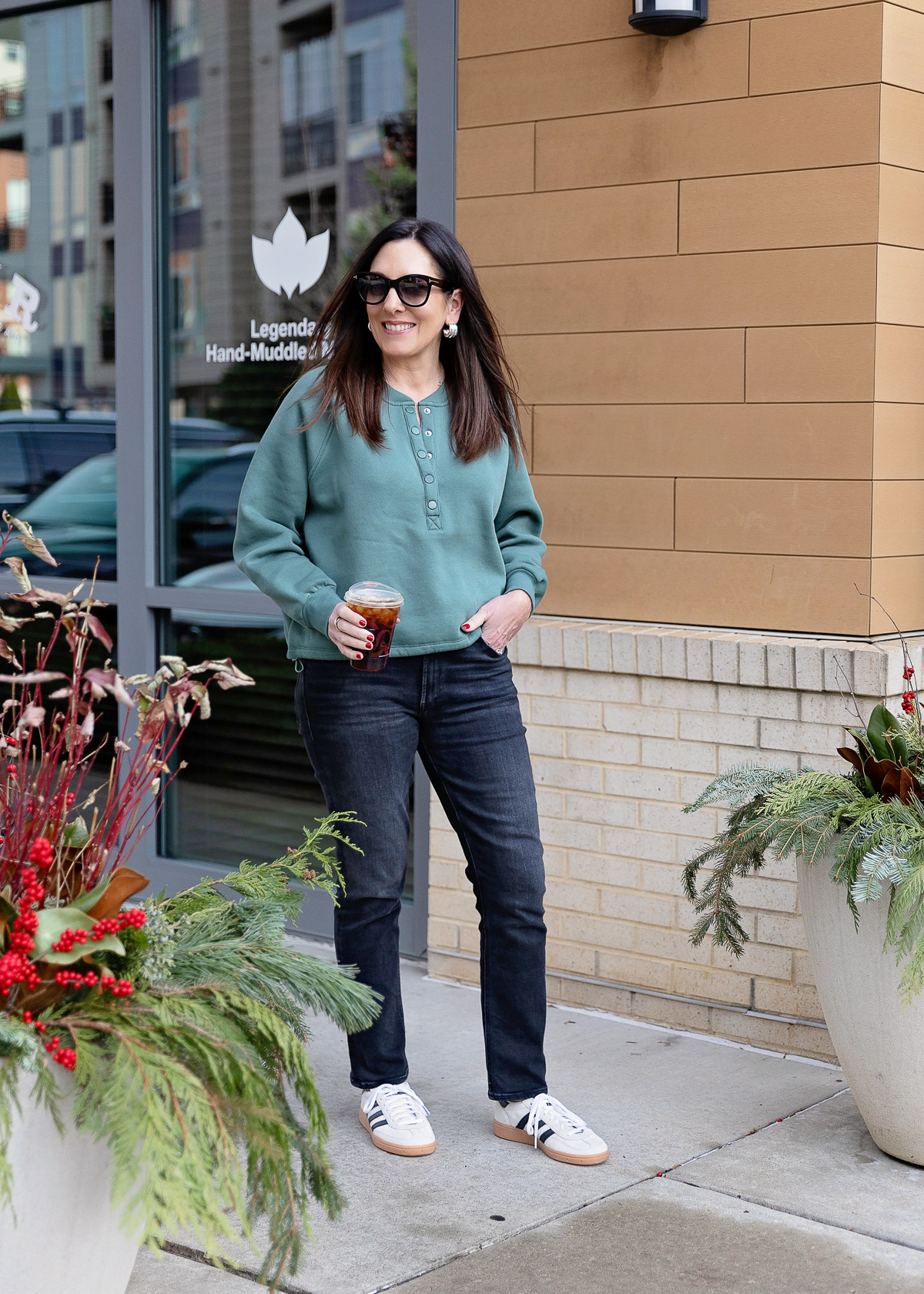 Love this casual everyday look with jeans and sneakers 

 