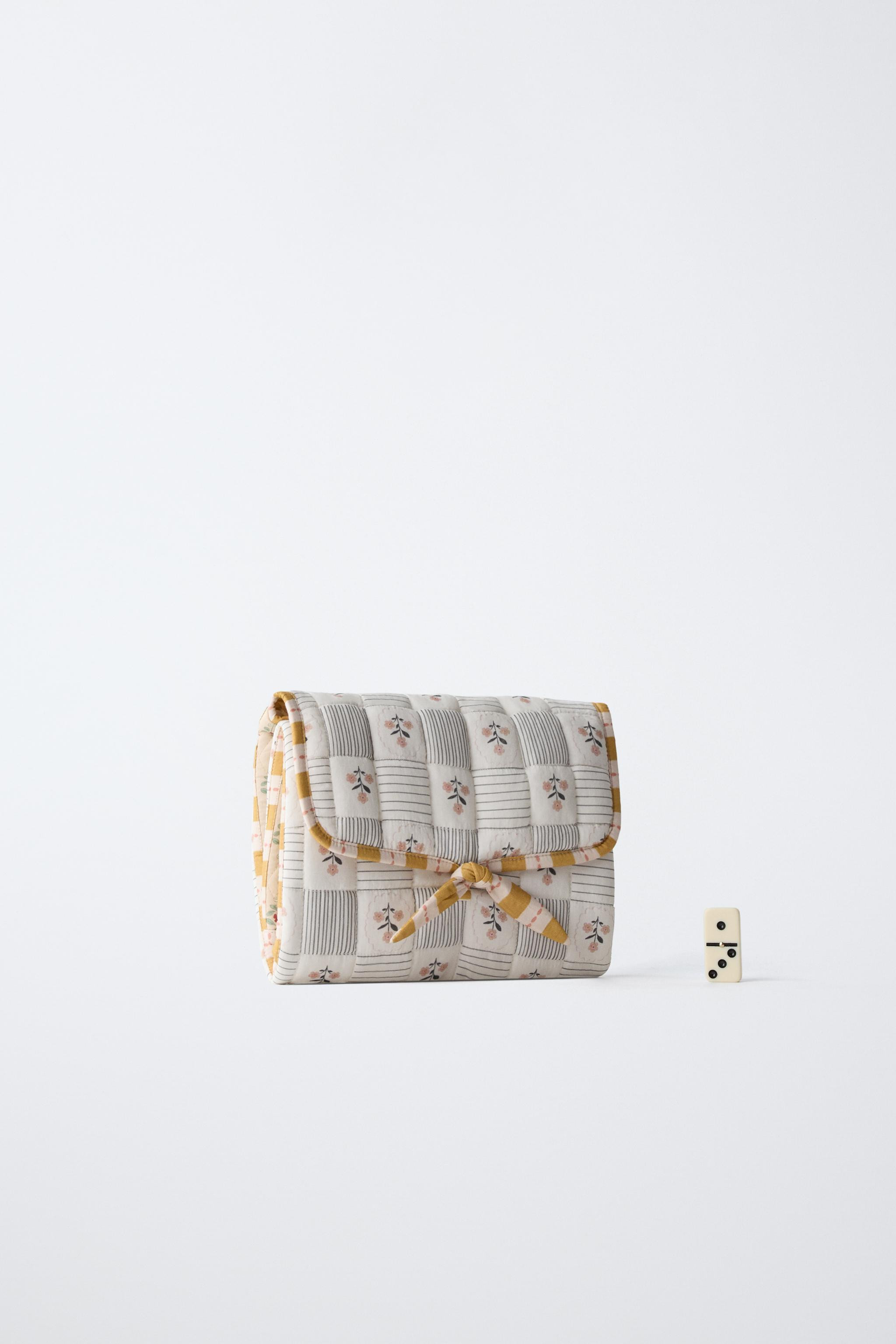 Quilted maternity changing mat with a contrasting floral print. Features a tie fastening.Height x... | Zara UK