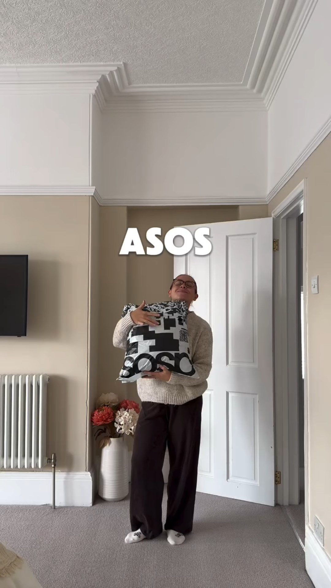 ASOS HAULLL 💞🍂🫶🏻

Okayy so this time of year it’s knitwear all around and I’m obsessed with these cardigans. I’m not a pink girly but I love the pink & brown co-ord it’s so nice on, the bottoms do come oversized!

Comments SHOP and I’ll send you the links 🔗🍂

•
•
•
#asos #autumn #fallfashion #autumnstyle #outfitideasforyou #styleinspirations #autumnlook #knitwear #stylereels #haul #ltk