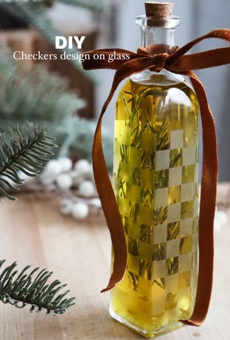 DIY Checkers design on glass. Regalito económico que puedes hacer tu mismo para regalar en Navidad. 

#LTKHoliday #LTKGiftGuide #LTKhome