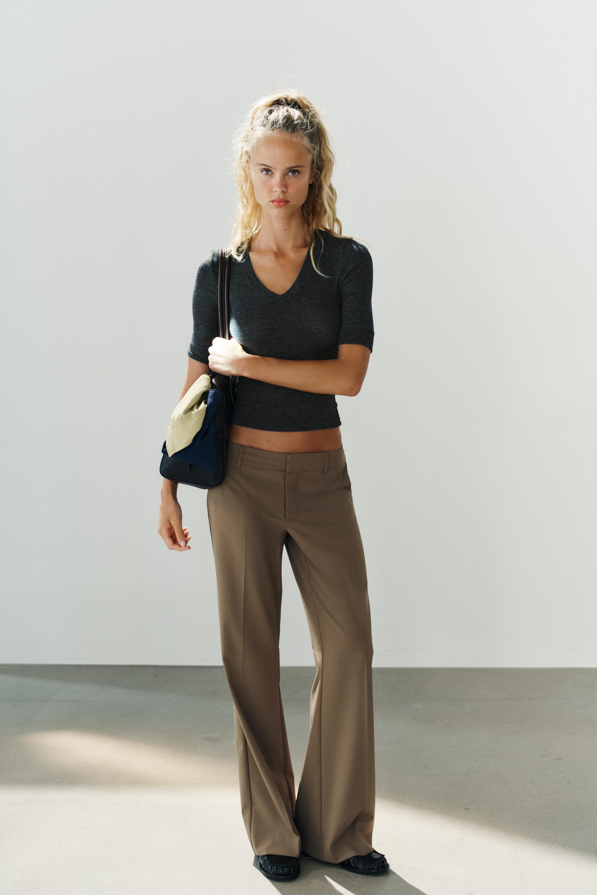 Gr\u00f6\u00dfe des Models: 178 cmHose mit niedriger Taille und G\u00fcrtelschlaufen. Seitentasch... | Zara DE
